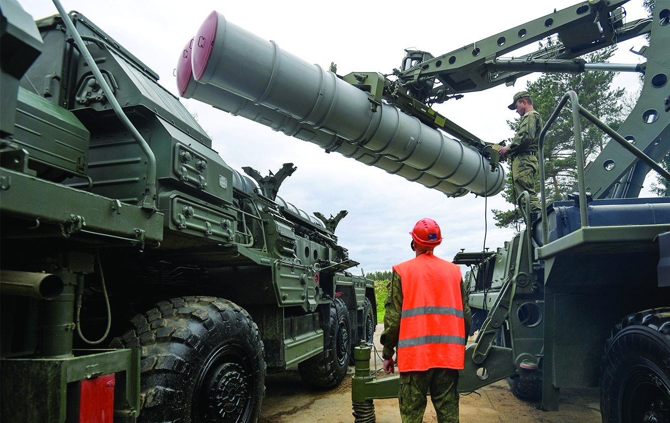 3100677 17.05.2017 Перезарядка зенитного ракетного комплекса С-400 "Триумф" во время учений подразделений ракетного полка по выполнению задач боевого дежурства в Московской области. Григорий Сысоев/РИА Новости