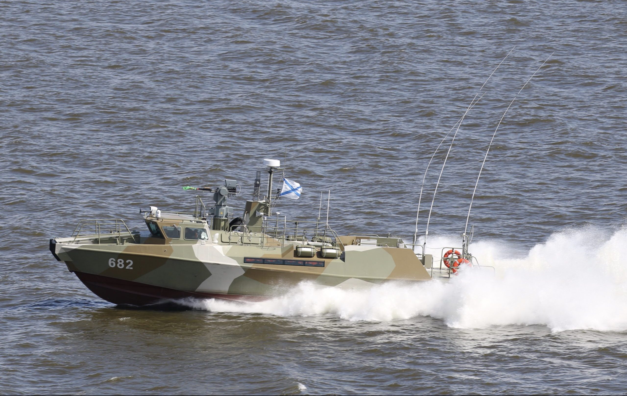 Russian_Navy_Raptor_near_Kronstadt