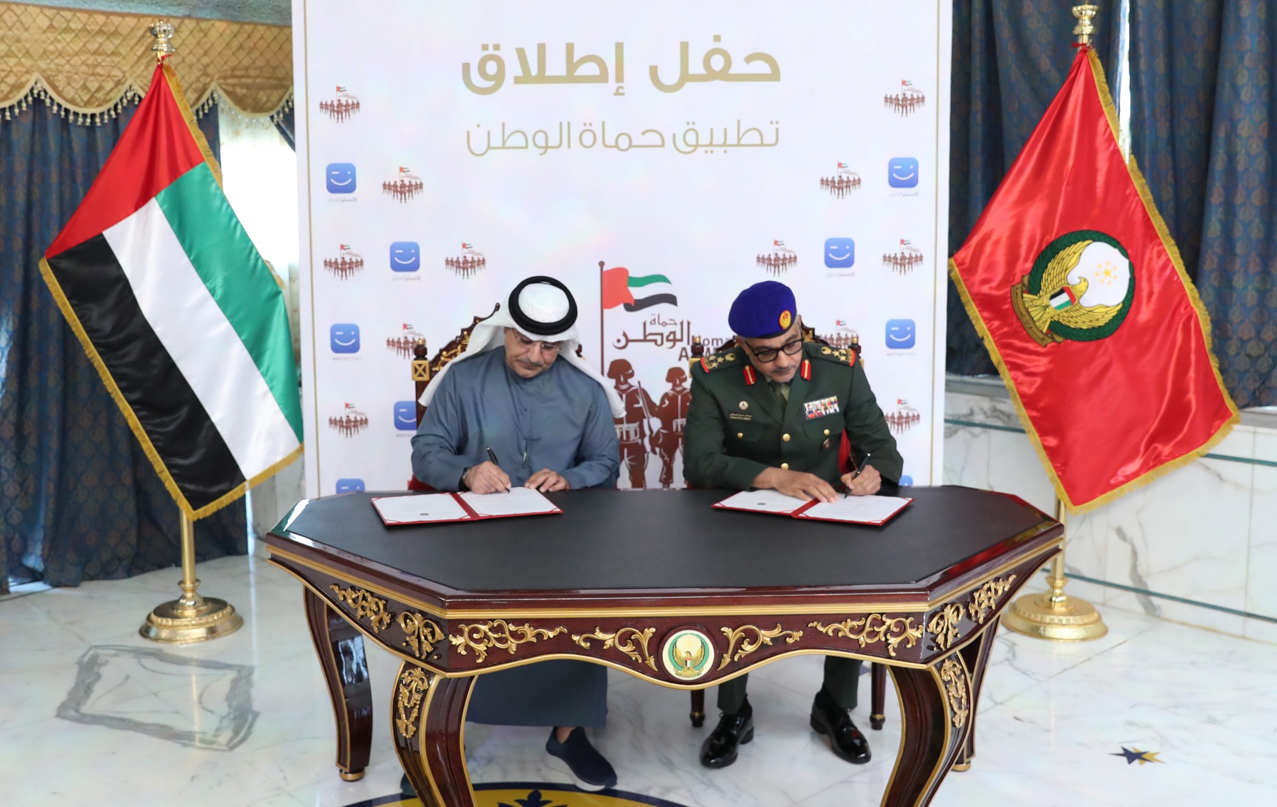 أبوظبي في 27 أكتوبر / وام /   أطلقت وزارة الدفاع - ممثلة في الإدارة التنفيذية للاتصال الدفاعي - اليوم تطبيق "حماة الوطن" الخاص بمشروع بطاقة "حماة الوطن" الذي أطلقته الوزارة في عام 2015 لخدمة أبناء القوات المسلحة، وذلك خلال احتفالية خاصة نظمتها الوزارة لتكريم الشركاء المساهمين في المشروع بفندق نادي ضباط القوات المسلحة (إرث) في أبوظبي.
              وقال العميد الركن خالد علي السميطي رئيس الإدارة التنفيذية للامداد إن احتفال وزارة الدفاع يأتي ضمن النجاحات التي حققها مشروع بطاقة حماة الوطن وضمن جهود الوزارة في تنفيذ مبادرات رامية لخدمة حاملي البطاقة وتحقيقا لرؤية حكومة دولة الإمارات العربية المتحدة بقيادة صاحب السمو الشيخ محمد بن زايد آل نهيان، رئيس الدولة، حفظه الله، وصاحب السمو الشيخ محمد بن راشد آل مكتوم، نائب رئيس الدولة، رئيس مجلس الوزراء، حاكم دبي، رعاه الله، ومعالي محمد بن أحمد البواردي الفلاسي وزير الدولة لشؤون الدفاع، تلك الرؤية التي تهدف دوما لترسيخ الإيجابية وتكريم من يستحق التكريم.
              وأكد العميد الركن خالد السميطي أن بطاقة حماة الوطن حققت نجاحات كبيرة على مستوى الدولة وأسهمت في تقديم مزايا وخدمات حصرية لحاملي البطاقة منذ إطلاقها في الثامن من يونيو عام 2015 ، إلا أن الطريق مازال طويلا حيث نهدف إلى الارتقاء بمستوى الخدمات الحالية وتحقيق المزايا من المنافع المتبادلة لحاملي البطاقة.
              وقال إن إطلاق التطبيق الذكي لبطاقة "حماة الوطن" جاء بالتعاون مع الشريك الاستراتيجي "ايرن اكسترا مايز" التي تمتلك خبرة طويلة في هذا المجال، وبذلك سيتمكن حاملو البطاقة مستخدمو التطبيق من الاطلاع على كافة العروض والخصومات المطروحة وأحدثها في مختلف القطاعات في الدولة بكل مرونة وسهولة .
              وأكد حرص وزارة الدفاع متمثلة في الإدارة التنفيذية للإمداد على تعزيز الشراكة الاستراتيجية مع مختلف مؤسسات القطاعين العام والخاص بما يساهم بفعالية في مسيرة التطوير وتقديم أفضل المزايا والخدمات لأبناء القوات المسلحة حماة الوطن.
              وكرمت الوزارة العديد من الشركات والمؤسسات المشاركة في بطاقة "حماة الوطن" وهي: مجموعة إعمار، ومجموعة الحبتور، ومجموعة المسعود، وطيران الاتحاد، ومؤسسة الإمارات للإتصالات، وشركة الإتصالات المتكاملة، وهوم سنتر، وشركة ايكيا الفطيم، ومجموعة فنادق ومنتجعات IHG، وجامعة أبوظبي، وأبراج الاتحاد، وفرح اكسبيرينسز، وشركة ايديال، وسامسونج جلف للاكترونيات، ومنتجع الفرسان الرياضي.