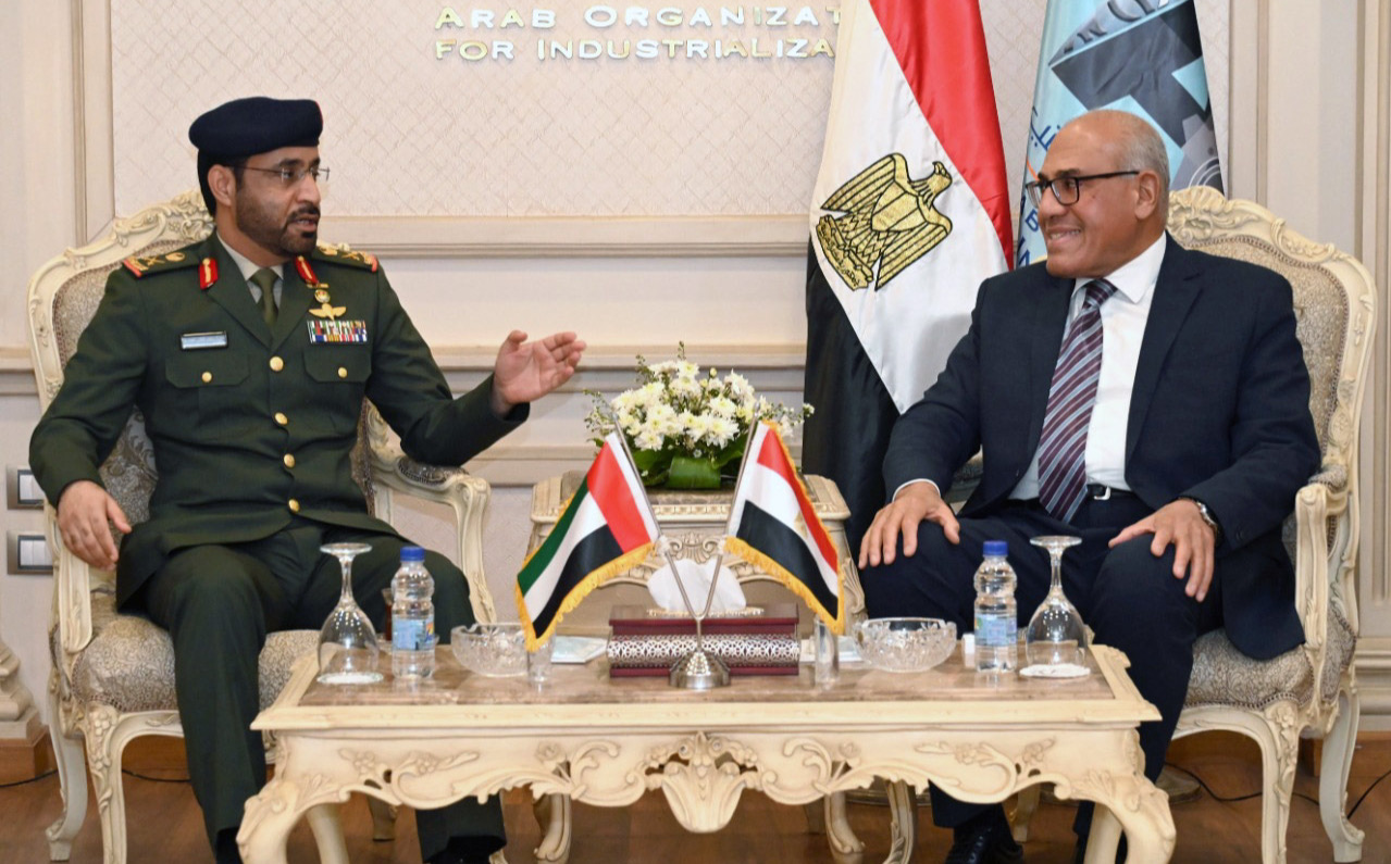 القاهرة في 7 أكتوبر / وام /    اجتمع سعادة اللواء الركن الدكتور مبارك سعيد غافان الجابري الوكيل المساعد للاسناد والصناعات الدفاعية بوزارة الدفاع خلال زيارته الرسمية لجمهورية مصر العربية مع سعادة اللواء كمال وفاء رضوان رئيس هيئة التسليح بوزارة الدفاع المصرية.
              شهد اللقاء بحث فرص جديدة لتعزيز العلاقات بين دولة الإمارات وجمهورية مصر العربية الشقيقة في مختلف المجالات ولاسيما في مجال الصناعات الدفاعية.
              كما تبادل الطرفان وجهات النظر حول إمكانية إقامة التعاون بين الشركات الإماراتية والشركات المصرية للصناعات الدفاعية، مؤكدين حرصهما المشترك على تبادل الخبرات التي اكتسبها الجانبان في مجال صناعات الدفاع.
              وناقش الجانبان مجالات التعاون المشترك للصناعة الدفاعية والقرارات والتشريعات وآلية تسهيل أعمال الشركات الدفاعية للدولتين والتكامل في مجالات البحث والتطوير للمنتجات الدفاعية.
              كما التقى اللواء الركن الدكتور مبارك سعيد غافان الجابري الوكيل المساعد للاسناد والصناعات الدفاعية خلال الزيارة اللواء أركان حرب مهندس مختار عبداللطيف رئيس مجلس إدارة الهيئة العربية للتصنيع، ووجه له دعوة للمشاركة في معرضي آيدكس ونافدكس 2023 في أبوظبي بالتزامن مع مرور 30 عاما على انطلاق الحدث الذي يعتبر الأكبر من نوعه على المستوى الإقليمي والعالمي .
              واطلع الوفد على المعرض الداخلي الدائم لمنتجات الهيئة وعلى خطة جمهورية مصر العربية لتعميق التصنيع المحلى وتوطين التكنولوجيا وتعظيم شعار صنع فى مصر، وفقا لأحدث معايير الثورة الصناعية الرابعة والتحول الرقمى فى ظل  رؤية مصر للتنمية المستدامة 2030 وأهداف الجمهورية الجديدة.
              وتناول اللقاء مستقبل قطاع الصناعات الدفاعية في البلدين، والأطر التي سيركز عليها خلال الفترة المقبلة، وخصوصاً في ما يتعلق بريادة الأعمال، وتطبيقات التكنولوجيا المتقدمة، وحلول الثورة الصناعية الرابعة، وتأهيل الكوادر الوطنية، والشراكات الاستراتيجية مع كبار المصنعين العالميين، وتعزيز منظومة البحث والتطوير.
              وأشاد اللواء الركن الدكتور مبارك سعيد غافان الجابري الوكيل المساعد للاسناد والصناعات الدفاعية خلال اللقاء بالرؤية السديدة للقيادة الرشيدة لصاحب السمو الشيخ محمد بن زايد آل نهيان رئيس الدولة حفظه الله وأخيه فخامة الرئيس عبدالفتاح السيسي رئيس جمهورية مصر العربية، ودعمهما المتواصل لتطوير الصناعات الدفاعية  ذات الأهمية الاستراتيجية في البلدين، والإسهام في مسيرة التنويع الاقتصادي، منوهاً بأن الصناعات الدفاعية تعتبر من القطاعات الاستراتيجية الهامة، التي شهدت طفرات كبرى في نوعية وجودة ونطاق المواد والمعدات والآليات والتقنيات العسكرية التي يتم تصنيعها في دولة الإمارات وجمهورية مصر الشقيقة.