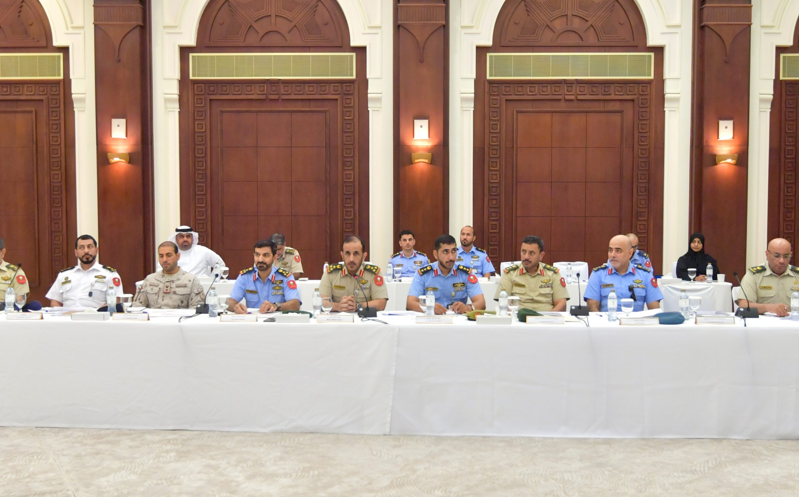 أبوظبي في 4 أكتوبر/وام/ عقدت وزارة الدفاع ضمن برنامجها للتطوير "تكامل" اليوم اجتماعاً تعريفياً مع الهيئة الوطنية لإدارة الطوارئ والأزمات والكوارث، بحضور سعادة العميد الركن صالح سعيد العليلي مدير مديرية الخطط الاستراتيجية بوزارة الدفاع، وسعادة الدكتور سيف جمعه الظاهري مدير مركز العمليات الوطني بالهيئة بهدف تعزيز التعاون بين الجانبين.و رحب سعادة العميد الركن صالح العليلي في بداية اللقاء، بالحضور مؤكداً أن هذه اللقاءات تأتي ضمن حرص وزارة الدفاع على تبادل أفضل التجارب والخبرات مع الشركاء الاستراتيجيين وخاصةً الهيئة الوطنية لإدارة الطوارئ والأزمات والكوارث، حيث تعمل وزارة الدفاع للارتقاء بخدماتها إلى مستويات متقدمة؛ لتشكل نموذجاً متميزاً على كافة الأصعدة.