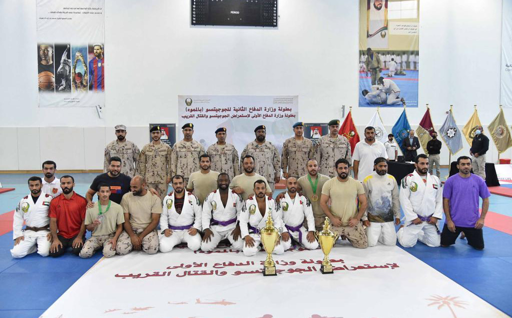   أبوظبي في 3 أكتوبر /وام / شهد اللواء الركن راشد عبيد أحمد المزروعي رئيس الإدارة التنفيذية للتعليم والتدريب اليوم الختامي لبطولة وزارة الدفاع الثانية  للجوجيتسو التي احتضن فعالياتها المجمع الرياضي بمعسكر طحنون بن زايد آل نهيان .
    شارك  في البطولة 190 لاعبا من الضباط والرتب الأخرى بواقع 100 لاعب من الحاصلين على الحزام البنفسجي و 90 من الحاصلين على الحزام الأزرق وإشتملت على منازلات لفئتي العمومي والأساتذة.
   وشهد راعي الحفل المنازلات النهائية في البطولة.. تم بعدها تقديم عرض فني لمهارات الجوجيتسو والقتال العسكري القريب قدمته قيادة القوات البرية.
    و أسفرت نتائج بطولة وزارة الدفاع الثانية للجوجيتسو  عن حصول ( قيادة حرس الرئاسة  )على كأس المركز الأول وقيادة القوات البرية على كأس المركز الثاني و قيادة القوات الجوية والدفاع الجوي على كأس المركز الثالث.  
    و في بطولة الاستعراض الأولى في الجوجيتسو والقتال العسكري القريب حصلت (قيادة القوات البرية) على كأس  المركز الأول وقيادة الإمداد المشترك على كأس المركز الثاني وقيادة القوات البحرية على كأس المركز الثالث.
    و أوضح اللواء الركن راشد عبيد أحمد المزروعي رئيس الإدارة  التنفيذية للتعليم والتدريب أن أهداف البطولة تصب  في استراتيجية وزارة الدفاع التي ترتكز على التطوير الدائم للمواهب وتهيئتها لرفع علم الدولة عالياً، بما ينسجم مع توجيهات القيادة الحكيمة لترسيخ مكانة الدولة وجهة رائدة على صعيد رياضة  الجوجيتسو.