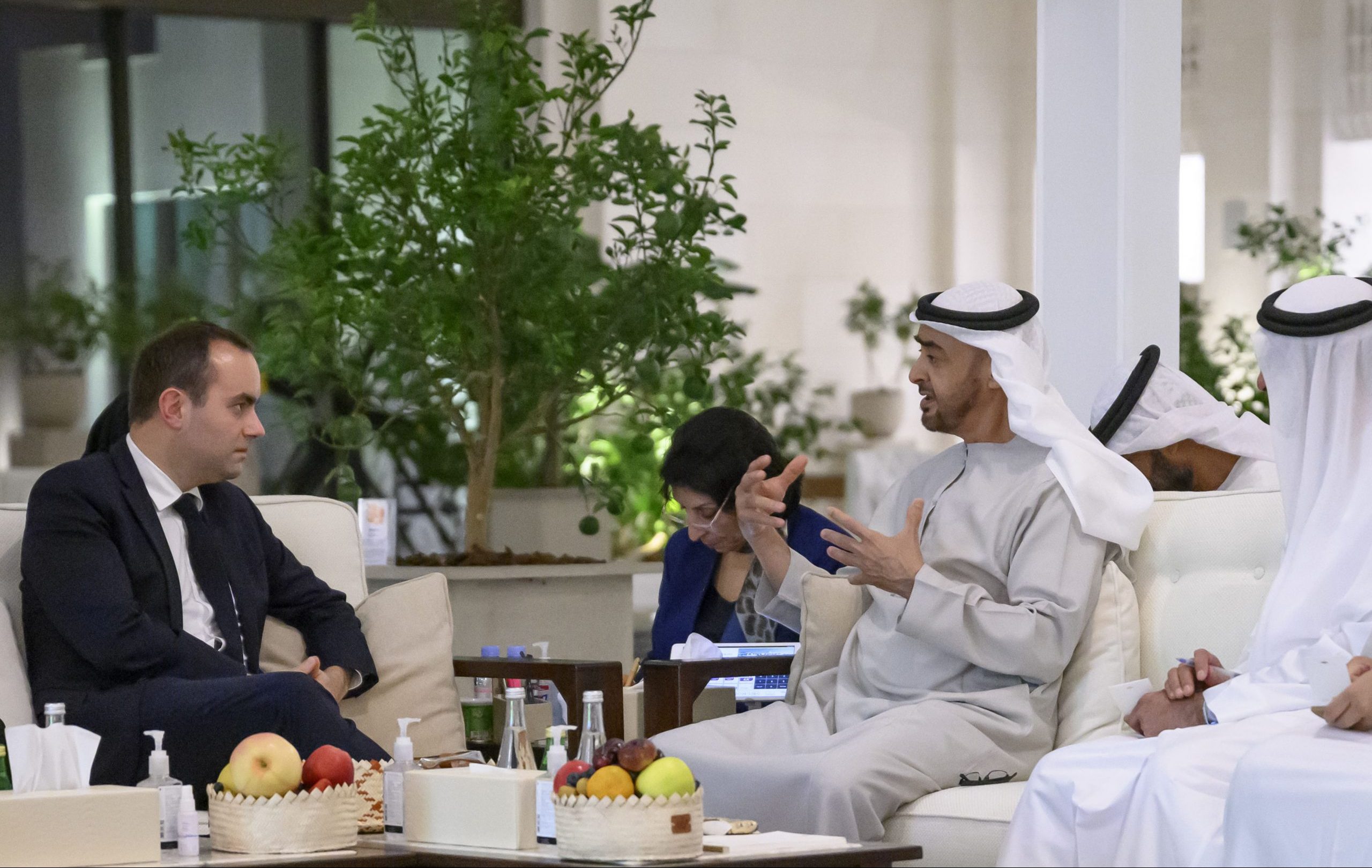 أبوظبي في 24 نوفمبر/ وام /   استقبل صاحب السمو الشيخ محمد بن زايد آل نهيان رئيس الدولة "حفظه الله" اليوم ــ في قصر الشاطئ في أبوظبي ــ معالي سباستيان لوكورنو وزير القوات المسلحة في الجمهورية الفرنسية الصديقة .
     وبحث سموه والوزير الفرنسي خلال اللقاء مستوى تطور التعاون والتنسيق المشترك في الشؤون العسكرية والدفاعية والتي تسهم في تعزيز العلاقات والعمل المشترك بين البلدين .
     كما تبادل الجانبان وجهات النظر بشأن عدد من القضايا ذات الاهتمام المشترك.
     حضر اللقاء .. الفريق سمو الشيخ سيف بن زايد آل نهيان نائب رئيس مجلس الوزراء وزير الداخلية وسمو الشيخ منصور بن زايد آل نهيان نائب رئيس مجلس الوزراء وزير ديوان الرئاسة وسمو الشيخ حمدان بن محمد بن زايد آل نهيان ومعالي الشيخ محمد بن حمد بن طحنون آل نهيان مستشار الشؤون الخاصة في ديوان الرئاسة ومعالي محمد بن أحمد البواردي وزير الدولة لشؤون الدفاع ومعالي خلدون خليفة المبارك رئيس جهاز الشؤون التنفيذية عضو المجلس التنفيذي وعدد من المسؤولين والوفد المرافق للمسؤول الفرنسي.
 - مل -