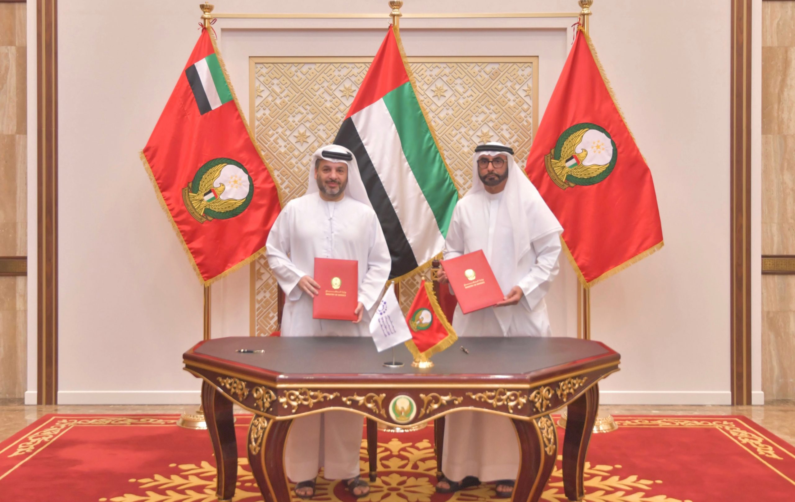 أبوظبي في 14 نوفمبر/ وام /  وقع معالي محمد بن أحمد البواردي وزير الدولة لشؤون الدفاع وسعادة فيصل عبدالعزيز البناي الأمين العام لمجلس أبحاث التكنولوجيا المتطورة “اسباير” ..اتفاقية تعاون بين الوزارة والمجلس وذلك بحضور سعادة مطر سالم الظاهري وكيل وزارة الدفاع وعدد من كبار الضباط  وزارة الدفاع.
وتهدف الاتفاقية التي تم توقيعها في مقر الوزارة بأبوظبي إلى دعم المصانع والشركات الوطنية وإعطائها أولوية الشراء في القوات المسلحة، وتعزيز التعاون المشترك وتطوير العلاقات الثنائية في مختلف المجالات لاسيما في مجال أبحاث التكنولوجيا المتطورة، بالإضافة إلى تبادل الخبرات في استخدام التقنيات الحديثة وتطبيقات الذكاء الاصطناعي.