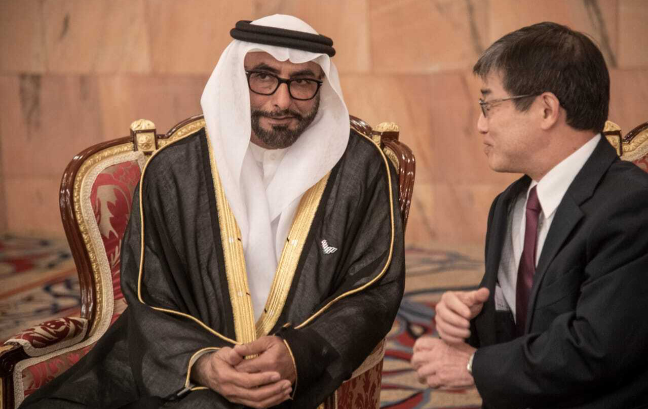       أبوظبي في 17 نوفمبر/ وام/ حضر معالي محمد بن أحمد البواردي وزير الدولة لشؤون الدفاع والوفد المرافق  حفل الاستقبال الذي أقامه سعادة أكيو إيسوماتا، سفير اليابان فوق العادة المفوّض لدى دولة الامارات و الذي أقيم بفندق إنتركونتيننتال - أبوظبي  بمناسبة الذكرى الـ68 ليوم قوات الدفاع الذاتي الياباني .
     وهنأ معاليه السفير الياباني بهذه المناسبة وأكد عمق علاقات الصداقة بين دولة الإمارات واليابان متمنيا لها مزيداً من الازدهار والنجاح في جميع المجالات خاصة في المجالات العسكرية و الدفاعية بما يخدم مصالح البلدين الصديقين.