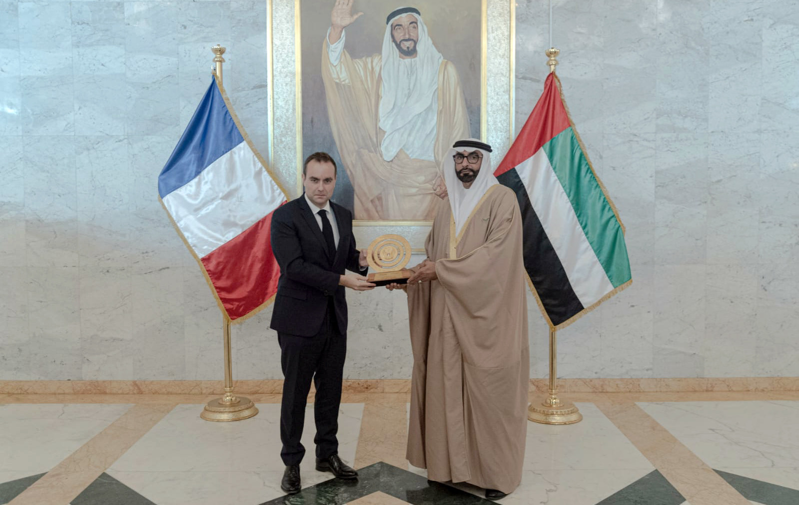 أبوظبي في 24 نوفمبر/وام/ استقبل معالي محمد بن أحمد البواردي وزير الدولة لشؤون الدفاع اليوم معالي سيباستيان لوكورنو وزير القوات المسلحة الفرنسية وذلك في مقر الوزارة بأبوظبي .  
وجرى خلال اللقاء بحث سبل دعم وتطوير العلاقات الثنائية بين دولة الإمارات، وجمهورية فرنسا في مختلف المجالات، خاصة الدفاعية والعسكرية، بما يحقق المصالح المشتركة للبلدين الى جانب مناقشة عدد من القضايا ذات الاهتمام المشترك .