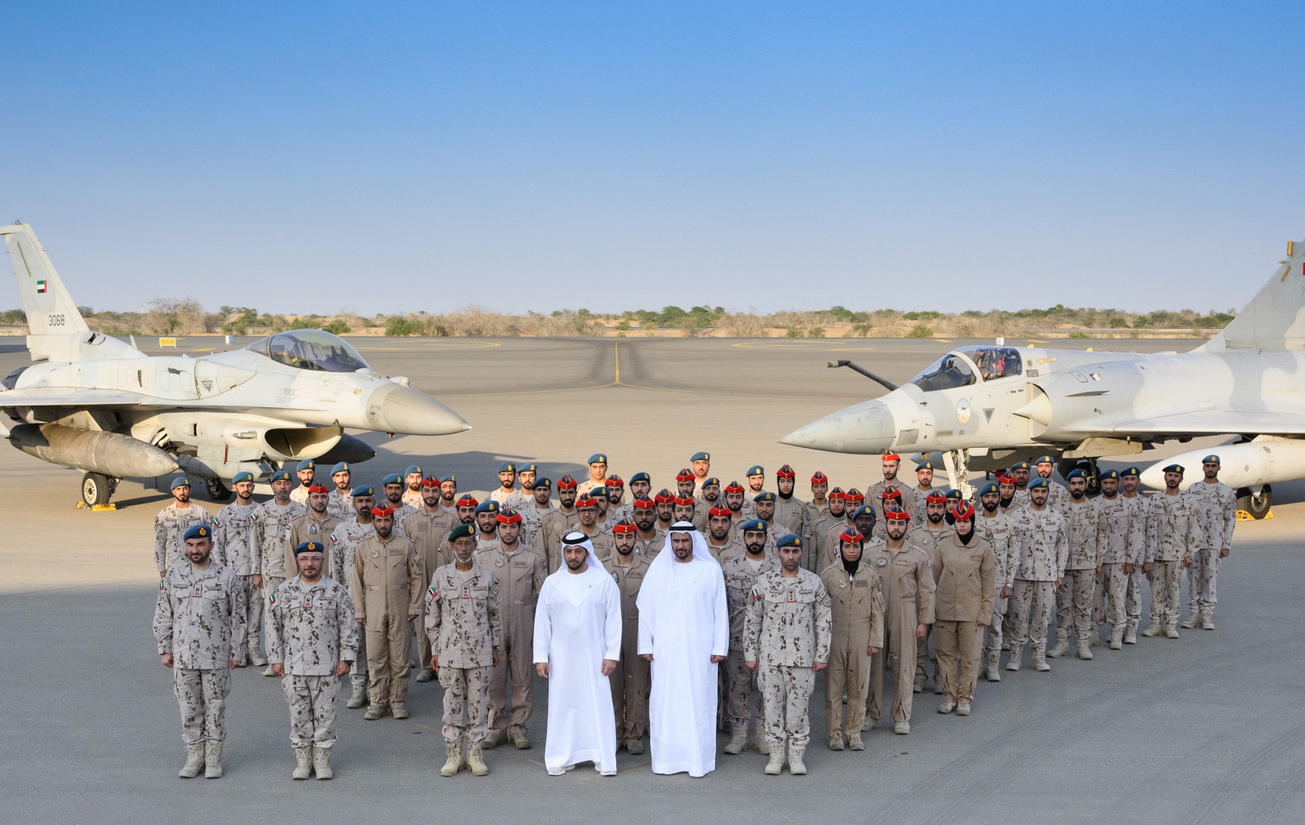 أبوظبي في 8 ديسمبر / وام /  أكد سمو الشيخ حمدان بن زايد آل نهيان ممثل الحاكم في منطقة الظفرة حرص دولة الإمارات بقيادة صاحب السمو الشيخ محمـد بن زايد آل نهيان رئيس الدولة "حفظه الله" على تزويد قواتنا المسلحة بأحدث الأسلحة والمعدات والتجهيزات التقنية الحديثة من أجل أداء واجبها في الدفاع عن الوطن وصون أمنه واستقراره وإنجازاته ومكتسباته الوطنية والمساهمة في دعم النهج السلمي الدولي في حل المشاكل المختلفة في العالم.
وأشار سموه إلى إسهام قواتنا المسلحة وكافة منتسبيها بإيجابية وفعالية في العديد من ساحات العمل الإنساني العالمي لحفظ الأمن والاستقرار من خلال المشاركة في العديد من المهام في مختلف دول العالم .
جاء ذلك خلال الزيارة التي قام بها سموه لقاعدة ليوا الجوية حيث كان في استقباله معالي الفريق الركن حمد محمد ثاني الرميثي رئيس أركان القوات المسلحة وسعادة مطر سالم الظاهري وكيل وزارة الدفاع وسعادة اللواء الركن طيار ابراهيم ناصر العلوي قائد القوات الجوية والدفاع الجوي وعدد من كبار ضباط القوات المسلحة.
وأعرب سمو الشيخ حمدان بن زايد آل نهيان عن ارتياحه وسعادته البالغة لما وصلت إليه القوات الجوية والدفاع الجوي من تميز واستعداد وما يتحلى به شباب وشابات الوطن من عزيمة صادقة على البذل والعطاء وكفاءة عالية وإرادة قوية في التعامل مع أحدث التقنيات وعلوم العصر العسكرية ..مؤكدا سموه ثقته الراسخة في شباب الوطن وقدرتهم على مواكبة تطورات تقنيات السلاح واكتسابهم المهارات اللازمة للتعامل مع التكنولوجيا العسكرية المتقدمة.
وكان سمو الشيخ حمدان بن زايد آل نهيان قد قام في بداية الزيارة بالسلام على ضباط وضباط صف من طيارين ومهندسين ونقل لهم تحيات قيادتنا الرشيدة وتأكيدها على ضرورة الاستمرار في مضاعفة الجهد ليكونوا على الدوام جنودا أوفياء للعهد مقدرين حجم المسؤولية الملقاة على عاتقهم وأن يبذلوا الأرواح فداء الوطن.
وتم التقاط الصور التذكارية لسموه مع ضباط وضباط صف وافراد قاعدة ليوا الجوية.
رافق سموه خلال الزيارة سعادة أحمد مطر الظاهري مدير مكتب سمو ممثل الحاكم في منطقة الظفرة وسعادة عيسى حمد بوشهاب مستشار سمو رئيس هيئة الهلال الأحمر الإماراتي وسعادة ناصر محمد المنصوري وكيل ديوان ممثل الحاكم في منطقة الظفرة وعدد من كبار المسؤولين.
من جانب آخر قام سمو الشيخ حمدان بن زايد آل نهيان بتدشين طريق المغفور له بإذن الله احمد خميس الهاملي أول طيار حربي في الدولة وذلك تقديرا وتكريما من القيادة الرشيدة للدولة لأبنائها المخلصين الذي قدموا عطاءات متميزة وجهودا كثيرة في خدمة الوطن.
تبلغ مسافة الطريق  58 كيلومتر ونفذه كل من بلدية منطقة الظفرة ومركز النقل المتكامل بإمارة أبوظبي التابع لدائرة البلديات والنقل وشركة الدار للمشاريع ويربط ما بين جسر أبو الأبيض على طريق الشيخ خليفة بن زايد الدولي  وقاعدة ليوا الجوية ومنها إلى حصن الظفرة.
وفي بداية التدشين قام سموه بتكريم أبناء وأحفاد الفقيد احمد خميس الهاملي واطلع على مخططات المشروع ومراحل تنفيذه قام بعدها بإزاحة الستار عن اللوحة التذكارية للطريق والتقاط الصور التذكارية.
واكد سمو الشيخ حمدان بن زايد ال نهيان حرص واهتمام القيادة الرشيدة للدولة على تطوير وتوفير الخدمات الاساسية وخدمات البنية التحتية للمواطنين.
وقال سموه ان الطريق يعد من الطرق المهمة في تكوين البنية التحتية للنقل في منطقة الظفرة ويهدف الى رفع مستوى السلامة المرورية والأمان وسيلبي احتياجات السكان من خدمات ومرافق كما وسيضيف مرونه للخدمات اللوجستية في المنطقة والمناطق الصناعية المحيطة مما سيدعم جهود التنمية الاقتصادية والصناعية في تلك المناطق.
حضر الافتتاح معالي المهندس عويضة مرشد المرر رئيس دائرة الطاقة ومعالي فلاح محمد الأحبابي رئيس دائرة البلديات والنقل ومعالي الفريق الركن حمد محمد ثاني الرميثي رئيس أركان القوات المسلحة وسعادة مطر سالم الظاهري وكيل وزارة الدفاع وسعادة اللواء الركن طيار ابراهيم ناصر العلوي قائد القوات الجوية والدفاع الجوي وسعادة أحمد مطر الظاهري مدير مكتب سمو ممثل الحاكم في منطقة الظفرة وسعادة عيسى حمد بوشهاب مستشار سمو رئيس هيئة الهلال الأحمر الإماراتي وسعادة ناصر محمد المنصوري وكيل ديوان ممثل الحاكم في منطقة الظفرة وسعادة محمد علي المنصوري مدير عام بلدية منطقة الظفرة والعقيد حمدان سيف المنصوري مدير شرطة منطقة الظفرة وحمد خميس المنصوري المدير التنفيذي لمستشفيات الظفرة وعدد من كبار المسؤولين.