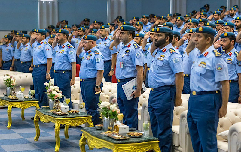 أبوظبي فى 6 يناير/ وام / أقامت القوات الجوية والدفاع الجوي بوزارة الدفاع اليوم حفلا بمناسبة "يوم الوحدة" بحضور سعادة اللواء الركن طيار إبراهيم ناصر محمد العلوي قائد القوات الجوية والدفاع الجوي وعدد من كبار ضباط وزارة الدفاع وضباط وضباط صف وأفراد القوات الجوية والدفاع الجوي.  
بدأ الاحتفال بتلاوة عطرة من آيات الذكر الحكيم بعدها ألقى سعادة اللواء الركن طيار إبراهيم ناصر العلوي قائد القوات الجوية والدفاع الجوي كلمة قال فيها.. " إن قواتنا الجوية والدفاع الجوي حريصة كل الحرص على العمل بتوجيهات القيادة الرشيدة، والاهتمام بمبدأ الكيف قبل الكم، وتضع نصب أعينها ضرورة استيعاب التكنولوجيا المعاصرة التي باتت سمة أساسية للأسلحة الحديثة في مجال القوات الجوية والدفاع الجوي، وذلك من خلال تأمين البرامج التدريبية والتأهيلية المبنية على أسس علمية سليمة، والتي تسهم في إيجاد كفاءات قتالية محترفة تواكب العصر وتتعامل مع معطياته بفكر مستنير". 
وأضاف " في الذكرى التاسعة والأربعين ليوم الوحدة، فإننا نحمد الله تعالى على ما وصلت إليه القوات الجوية والدفاع الجوي من جاهزية عالية، واستعداد لتنفيذ أصعب المهام في أي مكان من العالم. وقد أكدت السنوات السابقة أن مستوى أداء أبنائنا كان مثار الإعجاب والاحترام لدى كل المؤسسات العسكرية العريقة، والخبراء والمحللين الذين أشادوا بما أظهره أبناؤنا من كفاءة ومهارة وشجاعة في كل المهام التي أسندت إليهم. ويعود هذا المستوى المتميز إلى جهود القيادة الرشيدة التي وفرت لأبنائها في مختلف أفرع القوات المسلحة أفضل الظروف، وأرقى أشكال التأهيل والإعداد والتدريب، وأحدث منظومات الأسلحة في العالم، وذلك كله في إطار عملية مدروسة ومخططة لاتخاذ القرار السياسي والعسكري على النحو الذي يضمن تحقيق أفضل النتائج". 
وفي ختام كلمته قال سعادة قائد القوات الجوية والدفاع الجوي “ إننا في المناسبة لنجدد العهد على مضاعفة الجهود من أجل تطوير قواتنا الجوية والارتقاء بها حتى تكون على أهبة الاستعداد دوماً للدفاع عن قيمنا ووحدتنا وسيادتنا، والذود عن حياض الوطن وصون أمنه ورخائه واستقراره. حفظ الله دولة الإمارات العربية المتحدة، وأدام عليها نعم الأمن والسلام والاستقرار، وكل عام وقيادتنا الرشيدة، وقواتنا الجوية، وشعبنا الإمارات بألف خير". 
وقام راعي الحفل بالتفتيش طابور القوات الجوية وشهد العرض العسكري للمشاة ثم كرم المتميزين من منتسبي القوات الجوية والدفاع الجوي والوحدات المختلفة التابعة للقوات الجوية والدفاع الجوي.