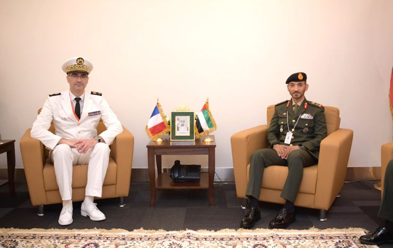 أبوظبي في 21 فبراير/ وام/ استقبل اللواء الركن سعيد راشد الشحي قائد القوات البرية بمكتبه في معرض الدفاع الدولي "آيدكس2023" اليوم - كلا على حدة - الفريق أغناتوس سوبيانتو منسق المستشارين لدى معالي رئيس أركان القوات المسلحة الإندونيسية والفريق ويندل هيجلير نائب قائد الجيش الأمريكي/٣ والفريق محمد علي قائد التمويل العام لجمهورية باكستان والفريق جايل دياز مدير العام في الإدارة العامة للتسليح الفرنسية والسيد باتريك ماسون نائب مساعد وزير الجيش للتعاون والصادرات الدفاعية الأمريكية.
     جرى خلال اللقاءات استعراض علاقات التعاون التي تربط بين دولة الإمارات ودول الضيوف ذات الصلة بالشؤون العسكرية والدفاعية وسبل تعزيزها وتنميتها بما يخدم المصلحة المشتركة.
 - مل - 