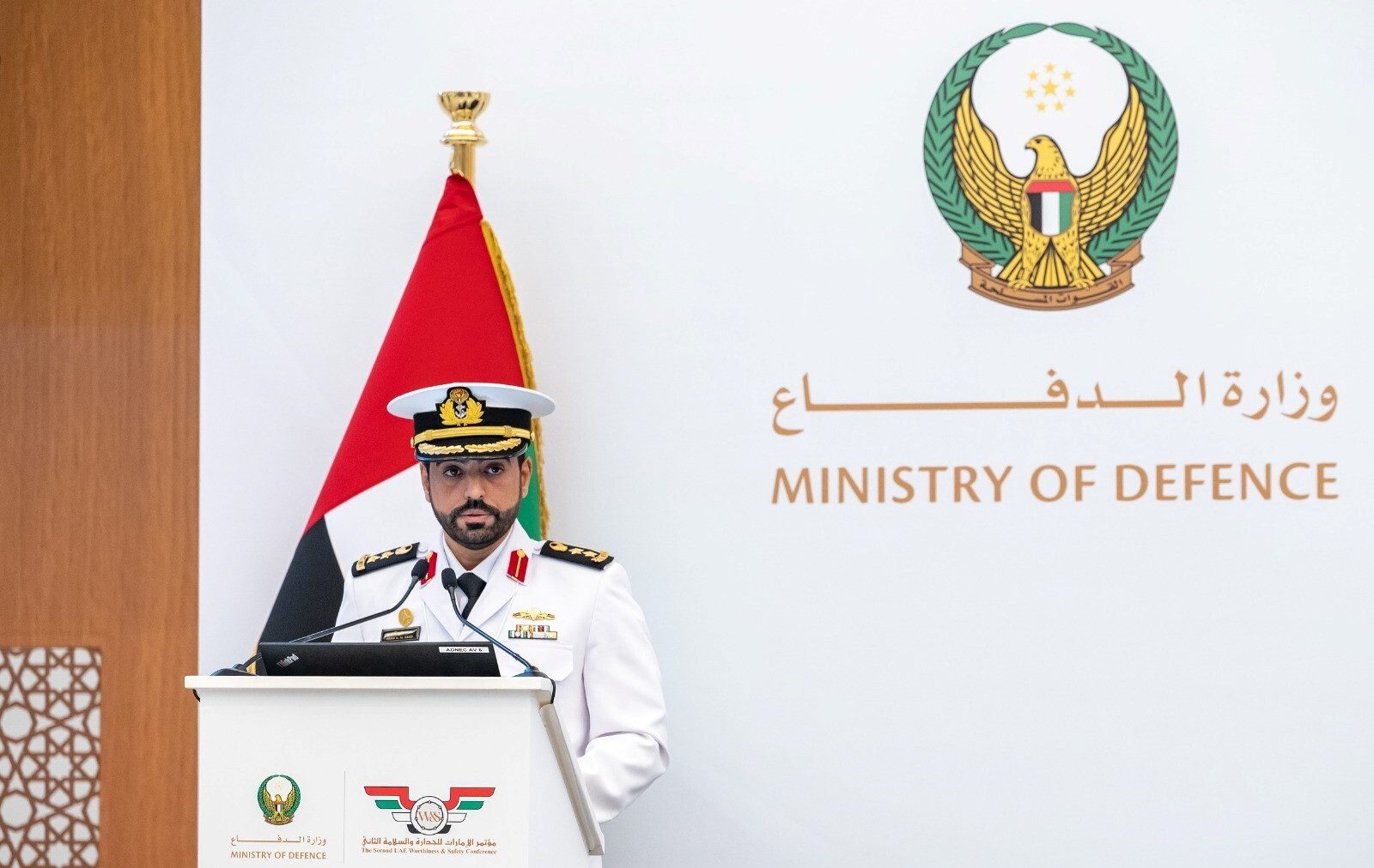 أبوظبي في 21 فبراير / وام /      تحت رعاية معالي محمد بن أحمد البواردي وزير الدولة لشؤون الدفاع، نظمت وزارة الدفاع اليوم "مؤتمر الإمارات للجدارة والسلامة" الثاني، ضمن الفعاليات المصاحبة لمعرضي آيدكس ونافدكس 2023، اللذين يقامان في مركز أبوظبي الوطني للمعارض.
                   افتتح المؤتمر الذي يقام يومي 21 و22 فبراير سعادة اللواء الركن سالم سعيد الشامسي، قائد كلية الدفاع الوطني، وذلك بحضور وفود رسمية من دول شقيقة وصديقة، وكبار ضباط وزارة الدفاع، وعدد كبير من الخبراء والمختصين في مجالات الجدارة والسلامة.
                   يهدف المؤتمر في نسخته الثانية إلى توفير منصة مثالية للحوار وتبادل المعرفة والخبرات، حيث يجمع نخبة من المتخصصين والخبراء المعنيين، الذين سيناقشون على مدار يومين الاتجاهات والتطورات الحالية في مجالات الجدارة والسلامة.
                   كما يسعى المؤتمر إلى تعزيز جهود التعاون بين مؤسسات القطاعين العسكري والمدني وتسليط الضوء على الممارسات الناجحة لتحسين جودة مبادرات السلامة وحماية الأرواح من المخاطر المحتملة في العمل لمنتسبي وزارة الدفاع علاوةً على تبادل الأفكار حول التوعية بالسلامة والحماية الذاتية.
                   ويركز المؤتمر في نسخته الثانية على مجالات الجدارة والسلامة البرية والبحرية، ويشتمل على سلسلةً من المحاضرات وورش العمل التي ستمثل فرصةً فريدة للاستفادة من أفكار وخبرات المتخصصين حول مجموعة من الموضوعات والقضايا المهمة ذات الصلة بالجدارة والسلامة، وتضم قائمة المتحدثين مسؤولين وأكاديميين محليين ودوليين بارزين وعسكريين كبار متخصصين في مواجهة التحديات الخاصة بالجدارة والسلامة البرية والبحرية.
                   ويتماشى مؤتمر الإمارات للجدارة والسلامة الثاني مع رؤية دولة الإمارات العربية المتحدة لتعزيز سُبل التعاون والجهود المشتركة مع المجتمع الدولي، ويُعد المؤتمر منصةً مثالية للتعرف على أهم التطورات والمستجدات في مجالات الجدارة والسلامة.
                   وفي الجلسة الأولى للمؤتمر تحدث العميد محمد عبدالله النعيمي، مدير عام شؤون الإطفاء والحماية والسلامة في وزارة الداخلية - الإمارات، عن دور دور الدفاع المدني في دولة الإمارات في حماية الأرواح ضد الأخطار المحتملة من خلال إجاراءات الوقاية والحماية الذاتية، وعن التوعية بالسلامة العامة والتعامل مع حوادث الحرائق اليومية.
                   وفي الجلسة الثانية للمؤتمر تحدث وليام جوهانسون لانغتون، أمين سجل الشحن والمفتش الأول لدى هيئة التنظيم البحري للدفاع - وزارة الدفاع البريطانية، عن الصناعات العسكرية البحرية من سفن ومعدات وكيفية تصنيفها وفحصها واعتمادها من خلال إصدار شهادات اعتماد بذلك، كما تحدث عن تصنيف الشحن العسكري في المملكة المتحدة.
                   ويشهد المؤتمر في يومه الثاني جلسات تتحدث عن سلامة الموانئ والمرافق البحرية، وعن الصحة النفسية في المنظمات العسكرية؛ وسوف يحظى المشاركون بفرصة رائعة لتبادل الأفكار والرؤى وطرح حلول مبتكرة، وستسنح الفرصة أمام المشاركين للتعرف على أفضل الممارسات التي يمكن تطبيقها.
                   يقام المؤتمر ضمن فعاليات الدورة الـ 16 لمعرض الدفاع الدولي "ايدكس 2023" والدورة السابعة لمعرض الدفاع البحري "نافدكس 2023"، الذين تُنظمهما مجموعة "أدنيك" بالتعاون مع وزارة الدفاع، وتستمر على مدار 5 أيام حتى 24 فبراير 2023 في مركز أبوظبي الوطني للمعارض.
                   وتعتبر نسخة هذا العام الأكثر تميزاً في تاريخ المعرض، كونها تتزامن مع مرور 30 عاماً على انطلاقة معرض آيدكس الحدث الرائد الذي يُعد أكبر المعارض الدفاعية على مستوى العالم.