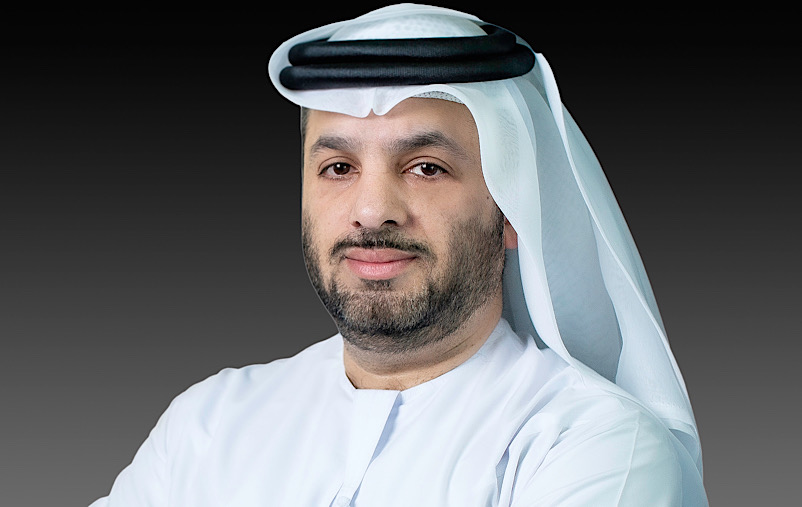 أبوظبي في 18 فبراير / وام /    أكد سعادة فيصل البناي، رئيس مجلس إدارة "إيدج"، أن معرض الدفاع الدولي "آيدكس" أضحى واجهة حضارية، وشكل بدوره على مدى ثلاثة عقود، مرآة للنهضة الشاملة والنمو الذي تشهده دولة الإمارات، وذلك باعتباره نافذة على قطاع الدفاع، مشيرا إلى أن المعرض يعمل على نحو مستدام، كمقياس للواقع الجيوسياسي الدولي المتغير باستمرار، كونه حدثاً رائداً يُؤكد الحاجة الدائمة لمواجهة التحديات من أجل استشراف مستقبل أكثر أمناً وازدهاراً.
                   وقال البناي - في كلمة عبر مجلة "الجندي" بمناسبة انعقاد معرضي ومؤتمر الدفاع الدولي "آيدكس 2023" والدفاع البحري "نافدكس 2023" - إذا نظرنا إلى الثلاثين عاماً الماضية، فإننا نشهد الإنجازات الهائلة التي حققتها دولة الإمارات في سعيها الدؤوب لتطوير القدرات الدفاعية السيادية، وتطوير استراتيجية وطنية متكاملة تهدف إلى الاعتماد على الذات في هذه المجالات الحيوية للأمن، لتسهم في النمو الاقتصادي الهائل للبلاد من خلال دعم التصنيع المحلي المتقدم من أجل تعزيز وتنامي قطاع التصدير دولياً، وذلك بما يتماشى مع الرؤية المستقبلية للقيادة الرشيدة.
                   وأضاف أن المعرض الذي يستقطب أهم المسؤولين والقادة والخبراء في مجال الدفاع والأمن يعد فرصة مناسبة لعرض أحدث الحلول والتأسيس لأعمال جديدة في بيئة تعاونية تُعزز الحوار وتُشجع النقاش فيما يخص أحدث اتجاهات وتطورات الصناعة الدفاعية.
                   وتوجه البناي باسم مجموعة إيدج، التي تمكنت في غضون ثلاث سنوات فقط من أن تنمو لتصبح واحدة من أهم الشركات للتوريدات العسكرية والتكنولوجيا والدفاع الرائدة على مستوى العالم، بخالص الشكر والتقدير لوزارة الدفاع على تنظيمها معرض آيدكس، وعلى الدور المتكامل الذي تواصل القيام به في تعزيز سبل نجاحنا على الساحة الدولية، مشيرا إلى أن "إيدج" والشركات العشرين التابعة لها، ستقوم خلال الحدث بعرض منتجاتها وحلولها المتطورة والمصنوعة في دولة الإمارات ضمن القطاعات الجوية والبرية والبحرية، مع التركيز على الأنظمة المستقلة والأسلحة الذكية والحرب الإلكترونية والاستخبارات والاتصالات الآمنة.