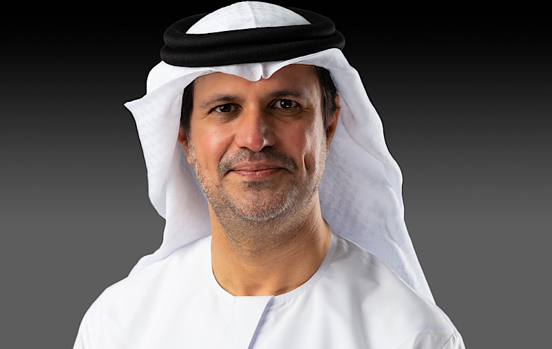 أبوظبي في 18 فبراير / وام /   أكد سعادة طارق عبدالرحيم الحوسني، الأمين العام لمجلس التوازن، أن قطاع الصناعات الدفاعية والأمنية في الدولة، شهد نمواً كبيراً خلال العقود الثلاثة الأخيرة، بفضل توجيهات القيادة الرشيدة، التي وفرت الرؤية السديدة والدعم الكامل والبيئة المناسبة لهذا القطاع لكي ينمو بشكل متسارع ويكتسب قدرات تتيح له المنافسة على الصعيدين الإقليمي والدولي، حيث ظل معرض آيدكس يلعب دوراً مهماً في هذا النمو، فيما يعكس الارتفاع المتصاعد في عدد المشاركين والزوار مدى النجاح الذي حققه المعرض منذ انطلاقته الأولى وحتى الآن.
               وقال الأمين العام لمجلس التوازن - في كلمة عبر مجلة "الجندي" بمناسبة انعقاد معرضي ومؤتمر الدفاع الدولي "آيدكس 2023" والدفاع البحري "نافدكس 2023" - يتشرف مجلس التوازن بالشراكة القوية وعلاقات التعاون المتنامية التي تربطه بمعرض الدفاع الدولي "آيدكس" حيث يواصل المجلس إسهاماته في هذا الحدث الكبير من خلال دوره كشريك رئيسي في هذه الدورة من المعرض والذي يحتفي بمرور 30 عاماً منذ انطلاقه في العام 1993.
               وأكد أن مجلس التوازن يسعى عبر رعايته لهذا الحدث الهام والمشاركة في فعالياته للتأكيد على دوره الريادي في تطوير القطاعات الدفاعية والأمنية من واقع مسؤولياته المتمثلة في الإشراف على برامج الاستحواذ والمشتريات للقوات المسلحة والأجهزة الأمنية وإدارة الأصول الاستراتيجية للقطاع، كما يسعى لتحقيق أهدافه والتي تتضمن تعزيز جوانب التكنولوجيا والابتكار وتسريع النمو في منظومة القطاع عبر تعزيز القدرات الوطنية وتطوير المحتوى المحلي.
               وقال إن الشراكة الراسخة بين مجلس التوازن وآيدكس باتت مثالاً يحتذى للتعاون الناجح والمثمر؛ وفي هذا الصدد، نعبر عن عميق فخرنا بأن نكون جزءاً من النجاح المتزايد الذي يحققه معرض ومؤتمر آيدكس.
               وأوضح أن دورة هذا العام من معرض آيدكس تمثل أهمية كبيرة لمجلس التوازن، حيث يعد فرصة حقيقية لاستعراض التقدم الذي حققته دولتنا في مختلف مجالات التصنيع الدفاعي والتكنولوجي وتقديم أحدث المنتجات والخدمات ذات الجودة العالية التي تحمل علامة "صنع في الإمارات" والتي تم ابتكارها وتصميمها وتصنيعها بأيدٍ إماراتية، إضافة للإعلان عن العديد من المشاريع والمبادرات والشراكات المحلية والعالمية.
               واختتم الأمين العام لمجلس التوازن كلمته بالتقدم بأطيب التهاني بمناسبة الذكرى الثلاثين لمعرض آيدكس، مبديا تطلعه لتعزيز الشراكة مع المعرض والذي أصبح رقماً مهما في خارطة المعارض الدفاعية العالمية.