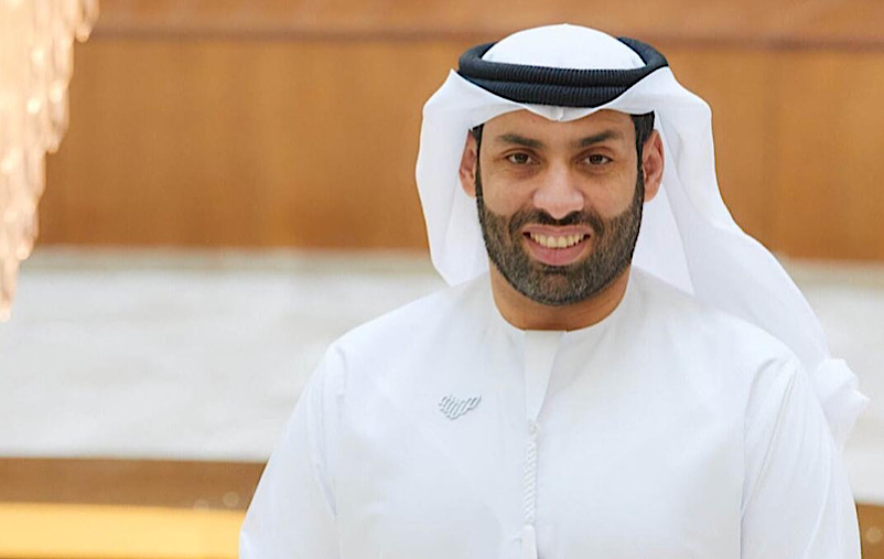     أبوظبي في 6 أبريل/ وام/  أكد البروفيسور حميد الشامسي، استشاري طب الأورام رئيس جمعية الإمارات للأورام حرص دولة الإمارات العربية المتحدة على توفير أفضل رعاية صحية لمواطنيها ومقيميها، وذلك من خلال الاستثمار في المرافق الصحية الحديثة وتعزيز الخدمات الصحية العامة والخاصة.
     وقال الشامسي في كلمة له عبر مجلة “الجندي” بمناسبة يوم الصحة العالمي 2023 :" تقدم الدولة خدمات صحية عالية الجودة ومتنوعة تشمل جميع التخصصات الطبية من خدمات أولية أو متقدمة في جميع التخصصات الطبية بما في ذلك الخدمات الصحية الداعمة مثل العلاج الطبيعي والتأهيلي والعناية المنزلية".
     ونوه إلى تأسيس جمعية الإمارات للأورام عام 2019 بهدف تعزيز الوعي بالأمراض السرطانية والوقاية منها وتحسين جودة الرعاية الصحية لمرضى السرطان في الدولة، وهي تابعة لوزارة تنمية المجتمع.. و تعمل بشكل مستمر على تنظيم الفعاليات والحملات التوعوية والبرامج الثقافية المتعلقة بالأمراض السرطانية، وذلك بهدف الكشف المبكر عن السرطان وأساليب الوقاية منه وتشجيع المجتمع على اتخاذ نمط حياة صحي ومتوازن.
     وأكد سعى الجمعية إلى توفير الدعم والمساندة اللازمة لمرضى السرطان وذويهم، سواء عن طريق تقديم المشورة والإرشادات الطبية أو توفير الخدمات الاجتماعية والنفسية لهم. 
      وقال الشامسي إنه في إطار احتفالات يوم الصحة العالمي، تنظم الجمعية العديد من الفعاليات والندوات التوعوية والبرامج الثقافية التي تهدف إلى زيادة الوعي بأهمية الكشف المبكر عن السرطان وتشجيع المجتمع على اتخاذ الإجراءات اللازمة للحفاظ على صحتهم إلى جانب دورها الفعال في التعاون المحلي والإقليمي في مجال الأبحاث الطبية المتعلقة بالسرطان موضحا أن الجمعية تعتبر من أكثر الجهات نشراً للأبحاث الطبية في الدولة.
      وأشار إلى مساهمة جمعية الإمارات للأورام بشكل كبير في تعزيز الصحة العامة بدولة الإمارات وتحسين جودة الرعاية الصحية لمرضى السرطان علاوة على دورها الرائد في تعزيز الوعي الصحي والوقاية من الأمراض الخطيرة. 
       وأشاد بتشجيع الإمارات البحث الطبي وتعزيز التعاون الدولي في مجال الصحة مع الجامعات والمؤسسات العلمية والبحثية داخل الدولة وخارجها.. منوها بجهود الجهات الصحية في الدولة لتطوير برامج صحية متخصصة في مختلف المجالات، بما في ذلك الوقاية من الأمراض المعدية والأمراض غير سارية مثل أمراض القلب والسرطان والأمراض النفسية إلى جانب السعى لتحسين الوعي الصحي وتعزيز الصحة العامة من خلال إطلاق حملات توعوية وتثقيفية وبرامج تثقيفية للأطفال والمجتمع.. وقال :  “في ضوء جائحة كوفيد-19، أظهرت الإمارات قدرتها على التكيف مع التحديات الصحية الحالية واتخاذ إجراءات احترازية فعالة للحد من انتشار الفيروس.. وبفضل جهود الحكومة الداعمة للقطاع الصحي وتعاونها مع القطاع الخاص، تم تأمين توفير اللقاحات المضادة لكوفيد-19 لجميع السكان، ما جعل الدولة من أفضل دول العالم على الإطلاق في التعامل والتعافي من الجائحة بدعم من قيادتنا الرشيدة ".