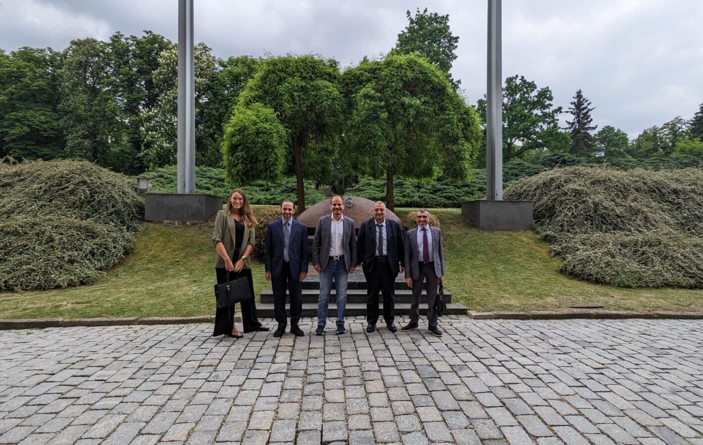 براغ في 29 مايو / وام / شاركت مجموعة من الشركات الإماراتية المعنية بقطاع الدفاع، في المعرض الدولي لتقنيات الصناعات الدفاعية والأمنية، الذي أقيم في جمهورية التشيك، وذلك على هامش زيارة الوفد رفيع المستوى برئاسة معالي أحمد الصايغ وزير دولة، إلى جمهورية التشيك، وذلك بهدف توسيع آفاق التعاون بين البلدين الصديقين في العديد من المجالات ذات الاهتمام المشترك.
    وتأتي مشاركة وفد الدولة في هذا المعرض الدولي في إطار تعزيز التعاون وتبادل الخبرات، والاطلاع على أفضل الممارسات في مجال الدفاع، وذلك في ظل ما تتمتع به الشركات الإماراتية والتشيكية من تكنولوجيا متطورة وصناعات حديثة، حيث يتطلع الجانبان إلى تعزيز التعاون في هذا القطاع الواعد لكلا البلدين.
      وتجول الوفد في أجنحة المعرض وأروقته المختلفة والذي يضم عددا من المؤسسات والشركات الدولية، واطلع الوفد على أحدث التقنيات العسكرية والأنظمة الأمنية والصناعات الدفاعية التي يحتضنها المعرض.
   