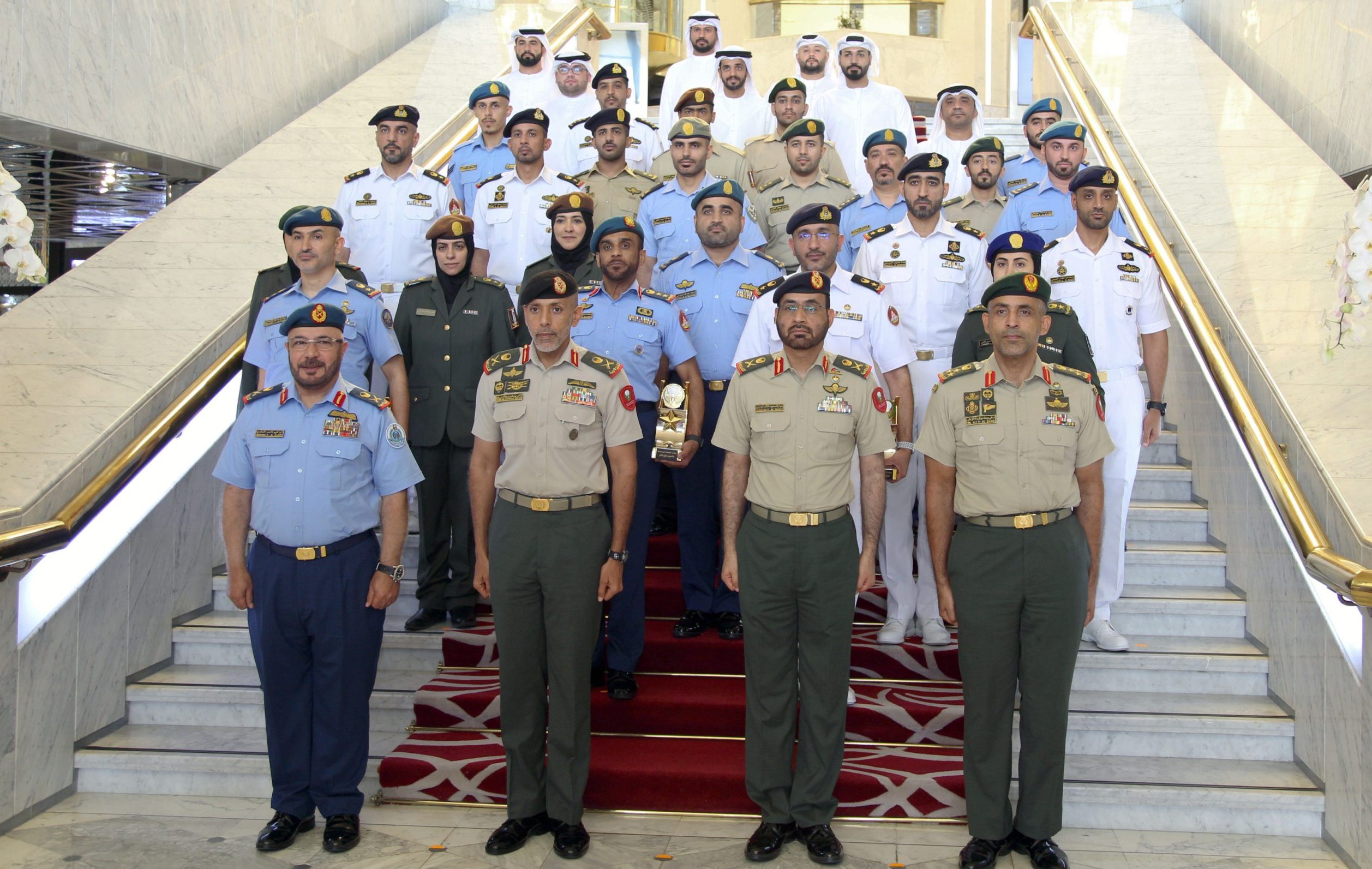 أحمد بن طحنون يشهد حفل جائزة القوات المسلحة للتميز والابتكار.