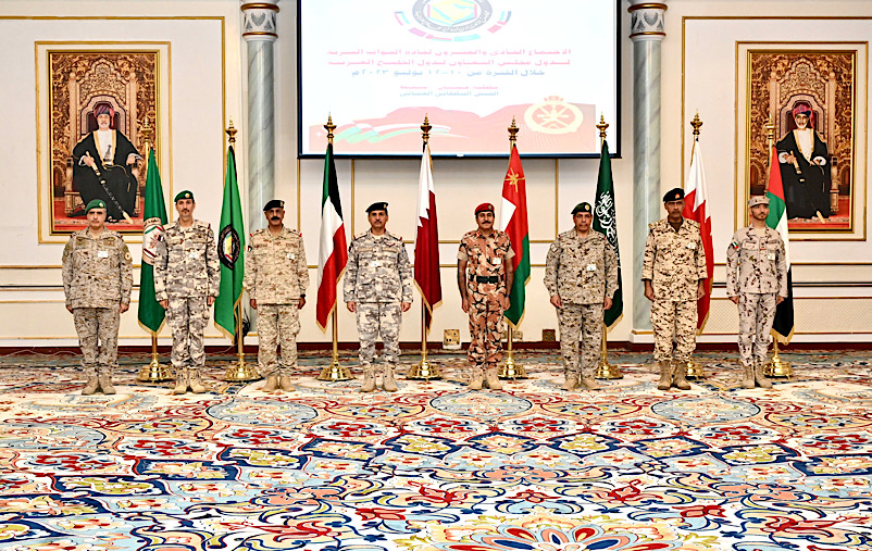 مسقط في 13 يوليو / وام /  حضر اللواء الركن سعيد راشد الشحي قائد القوات البرية، الاجتماع الحادي والعشرين لقادة القوات البرية بالقوات المسلحة بدول مجلس التعاون لدول الخليج العربية، الذي عقد في سلطنة عمان، بمشاركة قادة القوات البرية في دول المجلس والقيادة العسكرية الموحدة والأمين العام المساعد للشؤون العسكرية.
     تناول الاجتماع موضوعات تتعلق بالعمل العسكري الخليجي المشترك بالقوات البرية بدول المجلس والتي تسهم في تطوير القدرات والإمكانيات العسكرية للقوات البرية لتحقيق التكامل الدفاعي المشترك بين قوات دول المجلس.
  