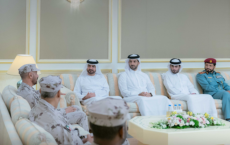 الشارقة في 18 يوليو / وام /  استقبل سمو الشيخ عبدالله بن سالم بن سلطان القاسمي نائب حاكم الشارقة، بحضور سمو الشيخ سلطان بن أحمد بن سلطان القاسمي نائب حاكم الشارقة، صباح اليوم الثلاثاء، وفد قيادة الحرس الوطني، وذلك في مكتب سمو الحاكم.
                       ورحب سموه، بالوفد الذي ترأسه اللواء الركن سالم سعيد غافان الجابري قائد الحرس الوطني، واطلع على أبرز المهام والواجبات والخطط الاستراتيجية المستقبلية للقيادة التي تهدف إلى رفع كفاءة العمل والارتقاء بالأداء المهني وبما يحقق الأهداف الوطنية، إضافة إلى آلية العمل العسكري والدعم الذي تقدمه القيادة للمنشآت الحيوية في الدولة.
                       كما استمع سمو نائب حاكم الشارقة، إلى شرحٍ عن استراتيجية التأهيل والتدريب والتطوير للكوادر العسكرية في القيادة بهدف المحافظة على الأمن والاستقرار الداخلي للدولة وحماية مكتسباتها الوطنية، مشيداً سموه بجهود القائمين على قيادة الحرس الوطني، وتمنى لهم التوفيق في أداء مهامهم التي تساهم في بث روح الطمأنينة وتعزز الشعور بالأمن لدى كل من يعيش على أرض دولة الإمارات العربية المتحدة.
                       حضر الاستقبال بجانب سمو نائب حاكم الشارقة، كل من الشيخ خالد بن عبدالله القاسمي رئيس هيئة الشارقة للموانئ والجمارك والمناطق الحرة، واللواء سيف الزري الشامسي قائد عام شرطة الشارقة، واللواء الركن حمدان أحمد الزيودي نائب قائد الحرس الوطني، وعدد من كبار ضباط قيادة الحرس الوطني.