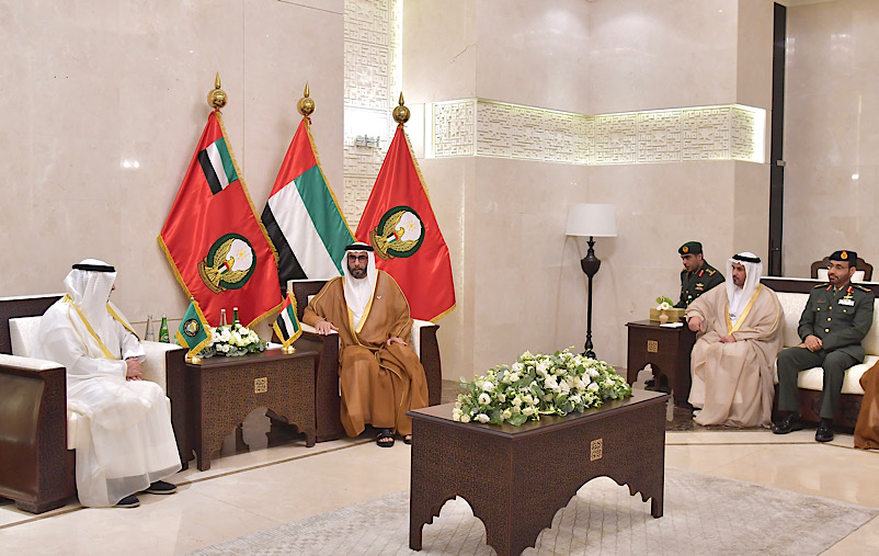 أبو ظبي في 28 سبتمبر/وام/ وقع معالي محمد بن أحمد البواردي وزير الدولة لشؤون الدفاع ومعالي جاسم محمد البديوي الأمين العام لمجلس التعاون لدول الخليج العربية على اتفاقية استضافة الأكاديمية الخليجية للدراسات الاستراتيجية والأمنية بدولة الإمارات العربية المتحدة.
وتأتي هذه الاتفاقية في إطار التعاون بين وزارة الدفاع والأمانة العامة لمجلس التعاون لدول الخليج العربية، حيث حضر مراسم توقيعها  سعادة مطر سالم الظاهري وكيل وزارة الدفاع واللواء الركن طيار عيسى بن راشد جبر المهندي الأمين المساعد للشؤون العسكرية واللواء الركن بحري طارق خلفان الزعابي رئيس الأكاديمية الخليجية للدراسات الاستراتيجية والأمنية وعدد من كبار ضباط وزارة الدفاع ووفد من الأمانة العامة.
والجدير بالذكر أن الأكاديمية الخليجية للدراسات الاستراتيجية والأمنية هي مؤسسة خليجية ذات شخصية اعتبارية تحت مظلة الأمانة العامة لدول مجلس التعاون، وتعتبر صرحا أكاديميا يختص بالدراسات الاستراتيجية والأمنية في منظومة مجلس التعاون الخليجي من خلال توفيرها بيئة علمية لتبادل المعارف والخبرات الأكاديمية والدراسات، بهدف تأهيل قيادات خليجية وتوحيد وتعزيز المفهوم الاستراتيجي للأمن الخليجي الموحد الشامل، وتتمثل رؤيتها في الريادة والتميز في خدمة القضايا الخليجية التي تؤثر على البيئة الاستراتيجية والأمنية لمجلس التعاون إقليمياً وعالمياً.
وتشمل رسالة الأكاديمية إعداد وتأهيل قيادات قادرة على العمل ضمن البيئة الاستراتيجية والأمنية وإجراء البحوث والدراسات لتعزيز الأمن الشامل، حيث أنها تهدف إلى تعزيز اللحمة والانتماء والهوية الخليجية، واستشراف المستقبل بدراسة المتغيرات الداخلية والخارجية وبناء قاعدة بيانات استراتيجية أمنية متكاملة تكون رافداً علمياً للمؤسسات في دول المجلس، والقيام بالدراسات والبحوث الاستراتيجية والأمنية بما يختص بشؤون المنطقة والقضايا المؤثرة على الأمن المشترك، وتأسيس وتطوير الشراكات الاستراتيجية والعلاقات مع المؤسسات العلمية ومراكز الفكر، وإعداد وتأهيل القيادات وكبار المسؤولين للعمل المشترك في المستوى الاستراتيجي وإكساب الدارسين المهارات المتقدمة في القيادة والتخطيط، ودعم صنّاع القرار في مجالات العمل الخليجي المشـترك على المستوى الاستراتيجي.