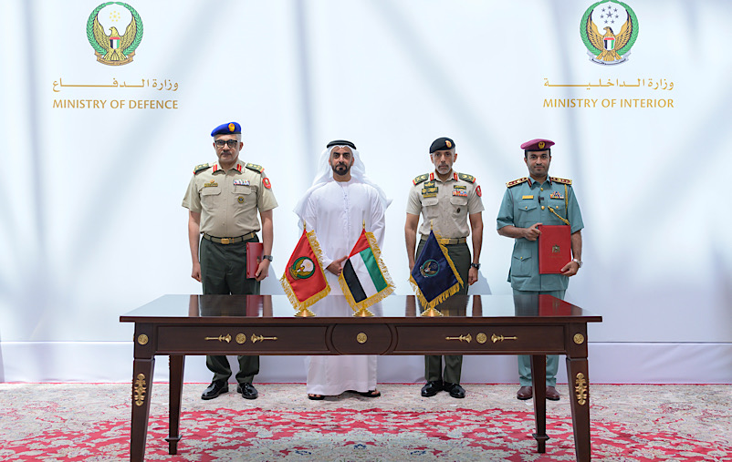 أبوظبي في 8 سبتمبر / وام /   أعلنت وزارة الدفاع ووزارة الداخلية، توقيع مذكرة تفاهم ينضم بموجبها منتسبو وزارة الدفاع والمتقاعدون وعائلاتهم إلى برنامج "فزعة" الذي يعد أحد برامج وزارة الداخلية ممثلا بصندوق التكافل الاجتماعي، حيث شملهم بكافة الخدمات المتنوعة، وذلك انطلاقاً من حرص الوزارتين على تعزيز التعاون المشترك، وتوفير مقومات السعادة، ورفع جودة الحياة لمنتسبي وزارة الدفاع وأسرهم والمتقاعدين.
                  شهد توقيع المذكرة كل من الفريق سمو الشيخ سيف بن زايد آل نهيان نائب رئيس مجلس الوزراء وزير الداخلية، واللواء الركن الشيخ أحمد بن طحنون آل نهيان نائب رئيس أركان القوات المسلحة؛ وأكدت الوزارتان انتفاع المنضمين بجميع المبادرات المدرجة؛ كمبادرة "فزعة" التي توفر حزماً مميزة من الخدمات بكافة المجالات الرئيسية، تتناسب مع متطلبات المنتسبين منها، مثل الخصومات والعروض في أكثر من 22,000 موقع تجاري على مستوى الدولة، وخدمات السيارات المتضمنة خدمات التأجير بأنواعها، وخدمات بيع السيارات المستعملة، والتأمين على السيارات بالإضافة للخدمات الممنوحة لمتاجر "فزعة" بفروعها الخمسة، في كل من أبوظبي، وعجمان، ورأس الخيمة، والتي تتضمن أكثر من 16,000 سلعة غذائية واستهلاكية مدعومة، وغيرها من خدمات فزعة التي تعود بالنفع على أعضائها وتسهم بتلبية احتياجاتهم اليومية.
                  كما تتضمن الخدمات الرئيسة مبادرة البرامج الوطنية للمكافآت السلوكية، الهادفة إلى تحفيز السلوك الإيجابي ورصد السلوكيات المجتمعية بمحاورها المختلفة، ومنح دانات للملتزمين بالسلوك الإيجابي القابلة للاستبدال بالسوق الافتراضي في البرنامج. 
                  وشملت مذكرة التفاهم منح عضوية "فزعة دارك" المتخصصة بتوعية المواطنين المقبلين على بناء مساكنهم حول أساسيات البناء، وتوفير الحلول والتسهيلات المصرفية والعروض الحصرية أثناء عمليات الإنشاء، لتحقيق الرفاهية للعاملين في وزارة الدفاع وأسرهم، وتمكينهم من الاستقرار الأسري، وتخفيف الأعباء المالية، ورفع جودة حياتهم، لضمان حياة كريمة ومستقرة لأفراد المجتمع الإماراتي.