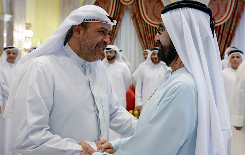 دبي في 13 سبتمبر/ وام/  استقبل صاحب السمو الشيخ محمد بن راشد آل مكتوم نائب رئيس الدولة رئيس مجلس الوزراء حاكم دبي "رعاه الله" ، اليوم “الأربعاء” معالي الشيخ أحمد فهد الأحمد الصباح نائب رئيس مجلس الوزراء وزير الدفاع في دولة الكويت الشقيقة، بحضور سمو الشيخ أحمد بن محمد بن راشد آل مكتوم، النائب الثاني لحاكم دبي.  
ورحّب سموه بمعالي نائب رئيس مجلس الوزراء وزير الدفاع الكويتي، وحمّلَه خالص تحياته إلى صاحب السمو أمير دولة الكويت وصادق تمنياته له بدوام الصحة والعافية، ولدولة الكويت وشعبها الكريم بمزيد من التقدم والرخاء.  
جاء ذلك في مستهل اللقاء الذي جرى في قصر زعبيل بدبي وتم خلاله استعراض العلاقات الأخوية الوثيقة بين البلدين وما تشهده من تطور في مختلف المجالات في ضوء التنسيق والتشاور المستمر على كافة الأصعدة، وسبل تعزيز الروابط التاريخية التي طالما جمعت بين الشعبين الشقيقين، وبما يخدم أهداف التنمية الشاملة في الدولتين، ويعزز من مسيرة العمل الخليجي المشترك، ويدعم الطموحات المنشودة لمستقبل التنمية في المنطقة بما يعود بالخير والنماء على شعوبها ويكفل لها مقومات الأمن والاستقرار ويؤكد فرصها في مزيد من التقدم والازدهار.  
كذلك تطرق اللقاء إلى استعراض أبرز المستجدات على الساحتين الإقليمية والدولية وعدد من الموضوعات محل الاهتمام المشترك.  
حضر اللقاء سمو الشيخ أحمد بن سعيد آل مكتوم رئيس هيئة دبي للطيران الرئيس الأعلى لمجموعة طيران الإمارات ، وعدد من الشيوخ والوزراء وكبار المسؤولين.
وكان سمو الشيخ أحمد بن محمد بن راشد آل مكتوم قد استقبل معالي الشيخ أحمد فهد الأحمد الصباح لدى وصوله إلى مطار دبي الدولي في وقت سابق اليوم “الأربعاء” ، كما كان في استقباله معالي محمد بن عبدالله القرقاوي وزير شؤون مجلس الوزراء، وسعادة مطر حامد النيادي سفير الدولة لدى دولة الكويت، و سعادة جمال الغنيم، سفير دولة الكويت لدى الدولة.
 