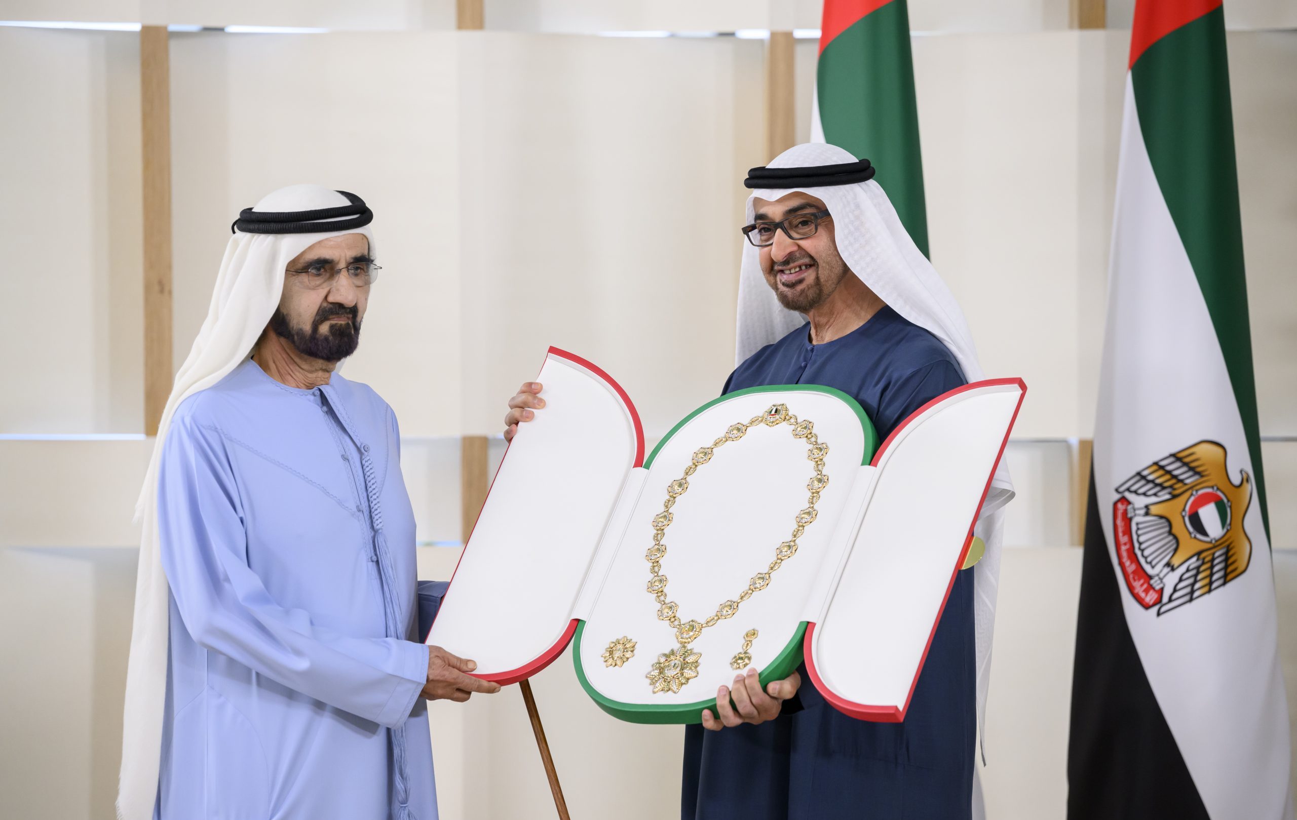 - سموه يكرم فريق المفاوضين الإماراتيين في "COP28" وفرق عمل المؤتمر ويشيد بدورهم في إنجاز "اتفاق الإمارات" التاريخي   
أبوظبي في 28 فبراير/وام/ منح صاحب السمو الشيخ محمد بن زايد آل نهيان، رئيس الدولة، حفظه الله، كلاً من صاحب السمو الشيخ محمد بن راشد آل مكتوم، نائب رئيس الدولة، رئيس مجلس الوزراء، حاكم دبي، رعاه الله، وسمو الشيخ منصور بن زايد آل نهيان، نائب رئيس الدولة، نائب رئيس مجلس الوزراء، رئيس ديوان الرئاسة، "وسام زايد"، وذلك تقديراً لدور سموهما المحوري في إنجاح تنظيم مؤتمر الأطراف في اتفاقية الأمم المتحدة الإطارية بشأن تغير المناخ "COP28" الذي استضافته مؤخراً دولة الإمارات.
وتقديراً لإسهاماتهم في إنجاح المؤتم، منح سموه "وسام الاتحاد"، كلأ من: سمو الشيخ طحنون بن زايد آل نهيان، نائب حاكم إمارة أبوظبي، مستشار الأمن الوطني، وسمو الشيخ مكتوم بن محمد بن راشد آل مكتوم، النائب الأول لحاكم دبي، نائب رئيس مجلس الوزراء، وزير المالية، وسمو الشيخ عبد الله بن زايد آل نهيان، وزير الخارجية، رئيس اللجنة الوطنية العليا للإشراف على أعمال التحضير لـ"COP28"، وسمو الشيخة مريم بنت محمد بن زايد آل نهيان، رئيسة مؤسسة سلامة بنت حمدان آل نهيان، ومعالي الدكتور سلطان بن أحمد الجابر، وزير الصناعة والتكنولوجيا المتقدمة، رئيس "COP28"، ومعالي محمد عبد الله الجنيبي، رئيس الهيئة الاتحادية للمراسم والسرد الإستراتيجي.
وكرّم صاحب السمو رئيس الدولة، فريق المفاوضين الإماراتيين في "COP28"، بجانب أعضاء مكتب رئاسة المؤتمر بمنحهم أوسمة "زايد الثاني" من الطبقة الأولى. 
من جهة أخرى، منح صاحب السمو رئيس الدولة، معالي ريم بنت إبراهيم الهاشمي، وزيرة دولة لشؤون التعاون الدولي، "وسام الاتحاد"، تقديراً للجهود التي بذلتها ودورها في إنجاح استضافة دولة الإمارات "إكسبو دبي 2020".
وهنأ صاحب السمو رئيس الدولة، خلال مراسم التكريم التي جرت في فندق "إرث" في أبوظبي، جميع فرق العمل بنجاح المؤتمر، مشيداً بدورهم في تنظيمه وخروجه بصورة مشرفة تجسد مكانة الدولة في تنظيم مثل هذه الأحداث الدولية، بجانب التوصل إلى "اتفاق الإمارات" التاريخي الذي شكل نقطة تحول جذري في العمل المناخي العالمي.
وأعرب سموه عن اعتزازه بهذه النماذج من أبناء الوطن وما أظهروه من إمكانات ومهارات تنظيمية وتفاوضية، تطلبت معرفة شاملة ووعياً في مجالات متخصصة في مقدمتها الدبلوماسية والقانونية ذات الصلة وسياسات المناخ والعمل تحت ضغط جداول زمنية مكثفة والتواصل بوضوح وحكمة مع مختلف الثقافات، لتقريب وجهات النظر بين مواقف الأطراف المتباينة، ما أسهم في التوصل إلى إجماع في القرارات والمخرجات بين آراء الأطراف الـ198.
وقال سموه إن نجاح المؤتمر جاء نتيجة التعاون وتضافر جهود مختلف الجهات والمؤسسات والهيئات الوطنية والأفراد كافة، والذي جسد الحرص على تعزيز دور الدولة المحوري العالمي في مواجهة تغير المناخ والعمل العالمي المشترك في هذا المجال الحيوي والإستراتيجي بجانب التزامها الراسخ تجاه تعزيز مفاهيم الاستدامة.
من جانبهم أعرب المكرمون عن اعتزازهم وسعادتهم بتكريم صاحب السمو رئيس الدولة لهم وشكرهم للدعم الذي حظوا به من قبل القيادة الحكيمة في سبيل تسهيل مهامهم خلال المؤتمر.
كما عبروا عن شكرهم لرئاسة مؤتمر "COP28" التي أهلتهم لهذا الدور ومنحتهم فرصة تاريخية لتمثيل الدولة وتحقيق إنجاز يضاف إلى مكتسباتها ويحمل اسمها والمتمثل في "اتفاق الإمارات" في مجال المناخ.
وفي ختام مراسم التكريم التُقطت لصاحب السمو رئيس الدولة الصور التذكارية مع جميع فئات المكرمين وفرق عمل مؤتمر "COP28".