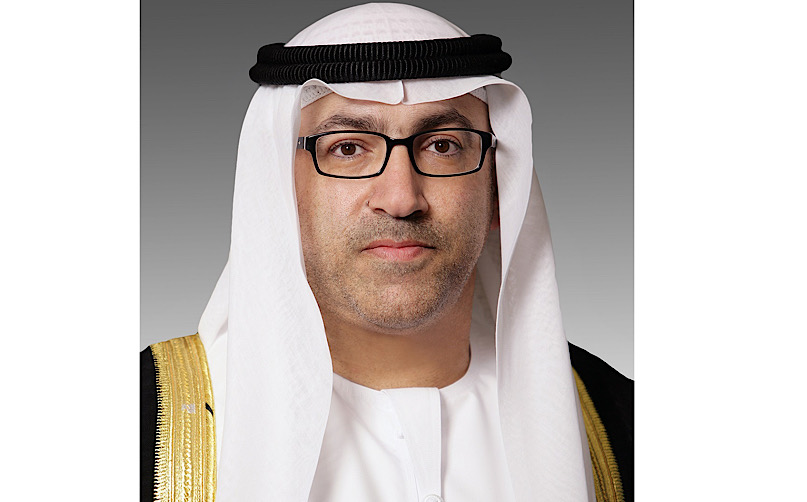 دبي في 29 يناير/ وام / تستعرض الجهات الصحية في الدولة متمثلة بوزارة الصحة ووقاية المجتمع ودائرة الصحة - أبوظبي وهيئة الصحة بدبي خلال مشاركتها في "معرض ومؤتمر الصحة العربي 2023 -"الذي تنطلق فعالياته غدا في مركز دبي التجاري العالمي-  حزمة فريدة من الخدمات الصحية العلاجية والرقمية التي تتواءم مع استراتيجية الدولة في إرساء نظام صحي وقائي مستدام يتمتع بالمرونة والجاهزية وذلك ضمن منصة وطنية موحدة تحت شعار "صحة الإمارات" فضلا عن إطلاق وتنفيذ مشاريع وطنية تتكامل فيها الجهود المشتركة وحزمة من المبادرات المبتكرة .
وأكد معالي عبد الرحمن بن محمد العويس وزير الصحة ووقاية المجتمع أن مشاركة الجهات الصحية ضمن منصة وطنية موحدة في المؤتمر الصحي الأبرز على مستوى المنطقة تأتي تجسيداً لرؤية القيادة الحكيمة في إرساء نهج عمل متكامل في إطار خارطة طريق وطنية تهدف لتعزيز الاستعدادات للمستقبل ورفع قدرات كافة القطاعات الحيوية ومنها تطوير القطاع الصحي بشكل شامل بما يرسّخ من تنافسيته ومرونته وفعاليته ومواءمته مع توجهات وأولويات الدولة.
وأضاف :ينعكس في شعار المشاركة "صحة الإمارات" حيث يتيح هذا الحدث العالمي الفرصة لإبراز المشاريع الصحية الوطنية التي تكاملت فيها الجهود المشتركة والتي تنسجم مع المحاور التي تضمنتها "مئوية الإمارات 2071 الرامية إلى بناء جيل إماراتي يواكب التطورات العلمية في مجال الطب والعلوم الصحية ويعمل على المساهمة الفاعلة في البحث العلمي للوصول إلى مستقبل وحياة أفضل للأجيال المقبلة وتسليط الضوء على ما تم تحقيقه من إنجازات نوعية وأعمال تطويرية في مجالات الخدمات الصحية كما يمثل فرصة لتبادل الخبرات والتجارب والاطلاع على آخر المستجدات وبناء شراكات مع المؤسسات الصحية العالمية بما يخدم استراتيجية الوزارة في استشراف المستقبل لتطوير نظم المعلومات الصحية وتطوير التكنولوجيا المناسبة لإدارة النظام الصحي والمتوافقة مع أحدث الممارسات العالمية مع التركيز على مفاهيم الاستدامة واستشراف المستقبل والخدمات الرقمية في ادارة البرامج الصحية الوقائية والمجتمعية لتعزيز جودة الحياة الصحية على مستوى الدولة ورفع مستوى الصحة العامة.
من جانبه قال معالي منصور إبراهيم المنصوري رئيس دائرة الصحة – أبوظبي: "في ظل قيادتها الرشيدة استطاعت الإمارات أن تعزز مكانتها في مقدمة بلدان العالم في مجالات الرعاية الصحية وعلوم الحياة الأمر الذي جعلها محط أنظار واهتمام كبرى الشركات والمؤسسات الصحية العالمية التي تسعى للاستفادة من البيئة الجاذبة التي تتمتع بها الدولة مثل البنية التحتية المتقدمة والتنوع السكاني والسياسات الداعمة للبحوث والابتكار وتطوير الأعمال. سيتعرف زوارنا هذا العام في معرض الصحة العربي ضمن منصة "صحة الإمارات" وبالتعاون مع شركائنا في وزارة الصحة ووقاية المجتمع وهيئة الصحة بدبي على أبرز ما تتميز به أبوظبي من مشروعات مبتكرة ومبادرات طموحة في شتى المجالات لا سيما الصحة الرقمية وعلوم الجينوم والطب الدقيق والميتافيرس في الرعاية الصحية ودور الشركات الناشئة التي تلعب دوراً حيوياً في إيجاد حلول للتحديات التي يواجهها القطاع. نتطلع من خلال المشاركة إلى الالتقاء بالشركاء من مختلف أنحاء العالم وتعزيز سبل العمل المشترك التي تجمعنا بهم وترسيخ مكانة الإمارة كوجهة رائدة للرعاية الصحية وحاضنة للابتكار في علوم الحياة وبالتالي مواصلة الارتقاء بصحة وسلامة كافة أفراد المجتمع في دولة الإمارات والعالم أجمع."
بدوره أوضح سعادة عوض صغير الكتبي المدير العام لهيئة الصحة بدبي أن تواجد وزارة الصحة ووقاية المجتمع ودائرة الصحة أبوظبي وهيئة الصحة بدبي في "معرض ومؤتمر الصحة العربي 2023 "في منصة واحدة وتحت شعار واحد "صحة الإمارات" يعد مصدر قوة للقطاع الصحي الإماراتي في هذا الحدث الكبير كما يرسخ نموذج العمل المشترك الذي يجمع الجهات الثلاث ويوحد جهودها نحو استدامة الصحة وغيرها من الأهداف الاستراتيجية لدولة الإمارات وتطلعاتها المستقبلية.
وأكد أن القطاع الصحي في الدولة حقق العديد من الإنجازات وشهد طفرات متلاحقة في منظومته وأصبح من القطاعات الأكثر تقدماً في العالم سواء في سياساته أو تقنياته الحديثة والذكية أو علومه الطبية وكذلك ممارساته المهنية كما أصبح متميزاً بكوادره البشرية المتخصصة وأن معرض ومؤتمر الصحة العربي يعد فرصة مهمة لاستعراض ما حققه القطاع الصحي من نجاحات وفرصة أيضاً لتقديم التجربة الصحية الإماراتية المميزة.
وأعرب الكتبي عن تقدير هيئة الصحة بدبي للشراكة الاستراتيجية التي تجمعها مع وزارة الصحة ووقاية المجتمع ودائرة الصحة - أبوظبي وحرص الهيئة البالغ على العمل جنباً إلى جنب معهما من أجل مستقبل صحة أفضل ومن أجل تحقيق أعلى درجات الرفاه الصحي وكل ما اشتملت عليه "مئوية الإمارات 2071" من أهداف.
وتشهد المنصة إطلاق حزمة خدمات صحية مبتكرة وعدد من المشاريع والمبادرات الرائدة التي تسهم بتعزيز الخدمات الصحية المستقبلية من خلال الجمع بين الأنظمة الذكية وتعزيز ممارسات الصحة الرقمية بالإضافة إلى توظيف البيانات الضخمة والنماذج التنبؤية وتطبيق نظم المعلومات الصحية وغيرها من المشاريع الريادية التي تندرج في إطار استراتيجية الوزارة نحو تقديم خدمات صحية شاملة ومبتكرة وفق أفضل الممارسات العالمية.
ويجمع "معرض ومؤتمر الصحة العربي "  في نسخته الـ "48" هذا العام المتخصصين في مجال الرعاية الصحية في منطقة الشرق الأوسط والعالم تحت سقف واحد حيث يضم  الحدث الذي يستمر أربعة أيام مجموعة واسعة من منتجات وخدمات الرعاية الصحية التي تعرضها آلاف الشركات المحلية والعالمية وأحدث الابتكارات في مجال الرعاية الصحية من تقنيات الذكاء الاصطناعي وغيرها.