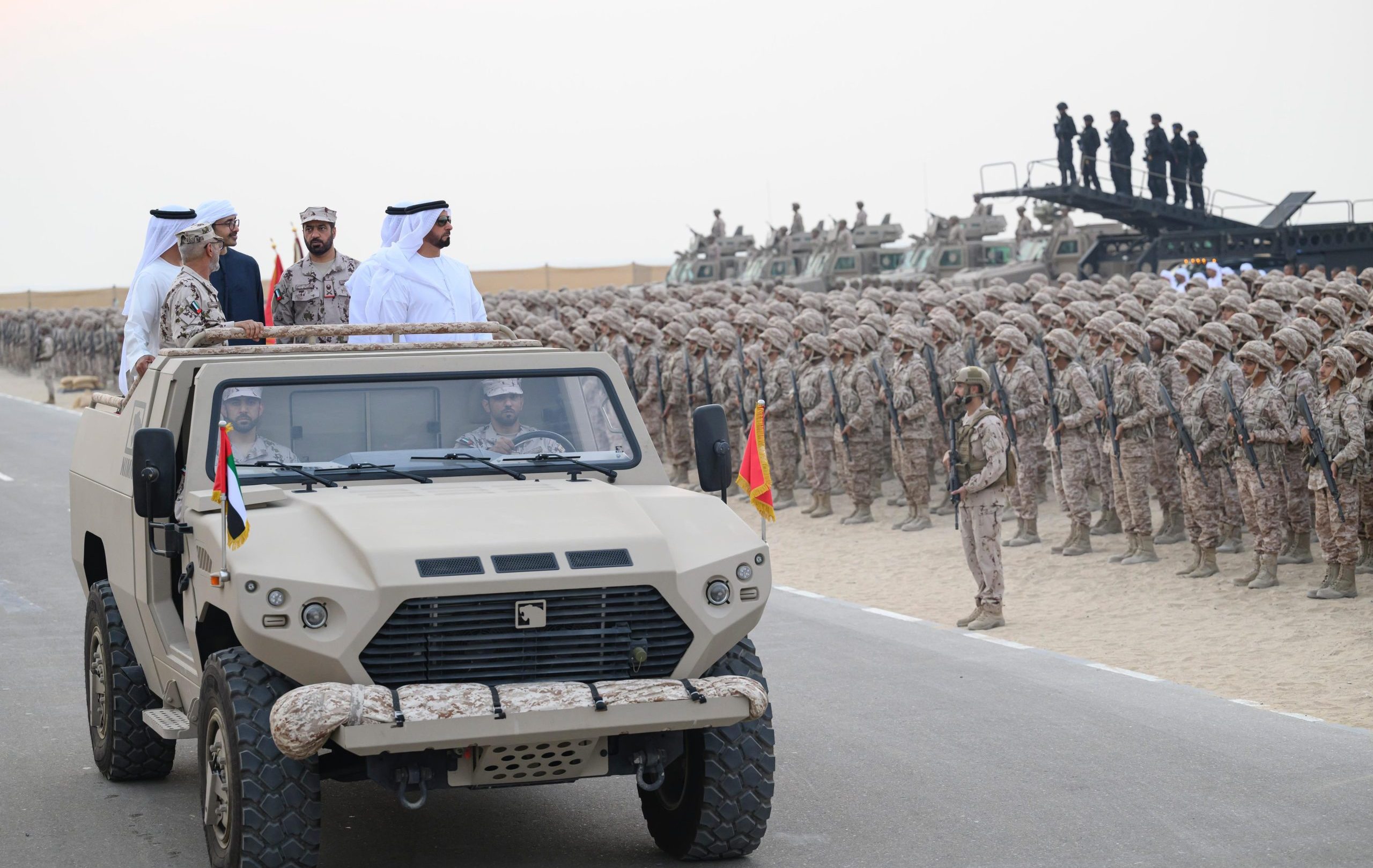 سيف وعبدالله بن زايد والشيوخ يشهدون  حفل تخريج الدفعة الـ20 من منتسبي الخدمة الوطنية