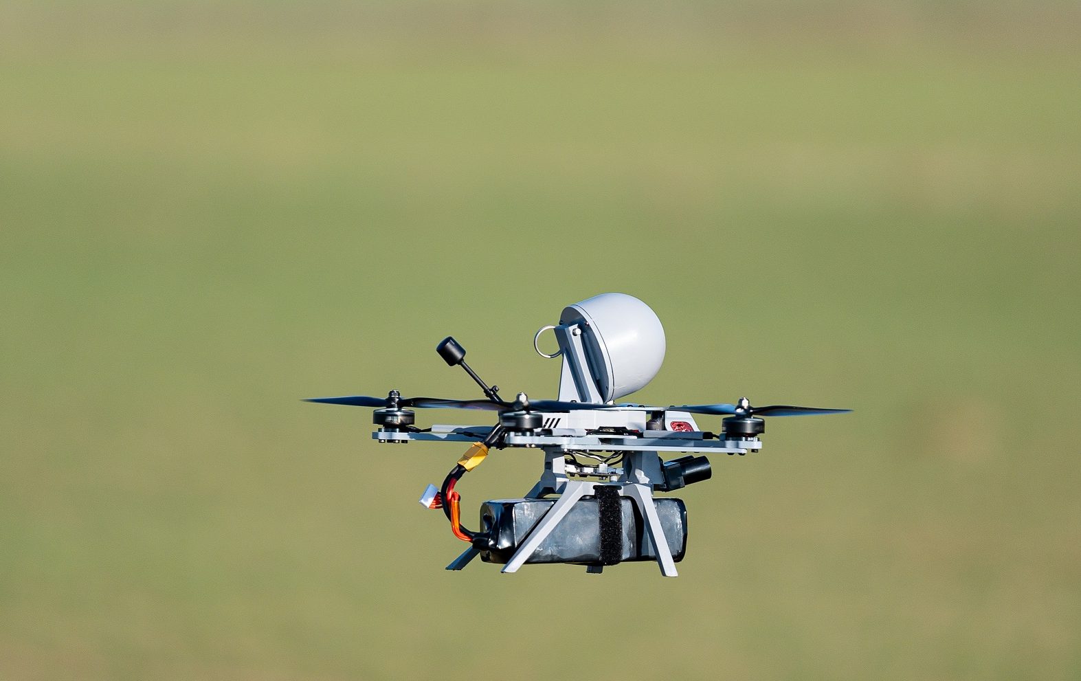 Operatörün sanki dronun içindeymiş gibi uçuş yapmasını sağlayan ve muharebe sahalarında kullanımı giderek artan FPV kamikaze dronlara yönelik olarak Türk savunma sanayisindeki yeteneklerle yeni bir çözüm geliştirildi. ( Ahmet Serdar Eser - Anadolu Ajansı )