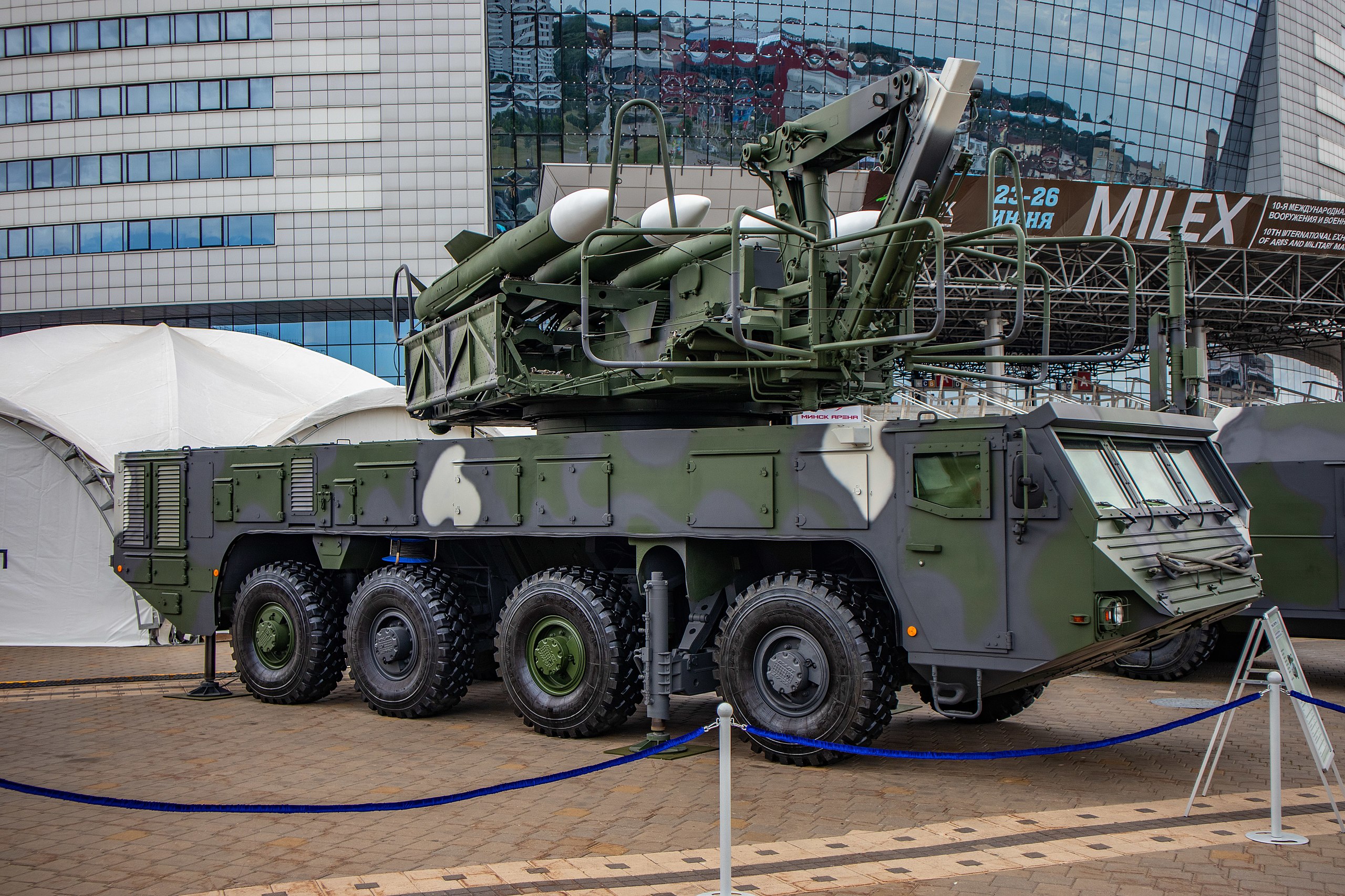 Buk-MB2K_missile_loading_machine_(2)