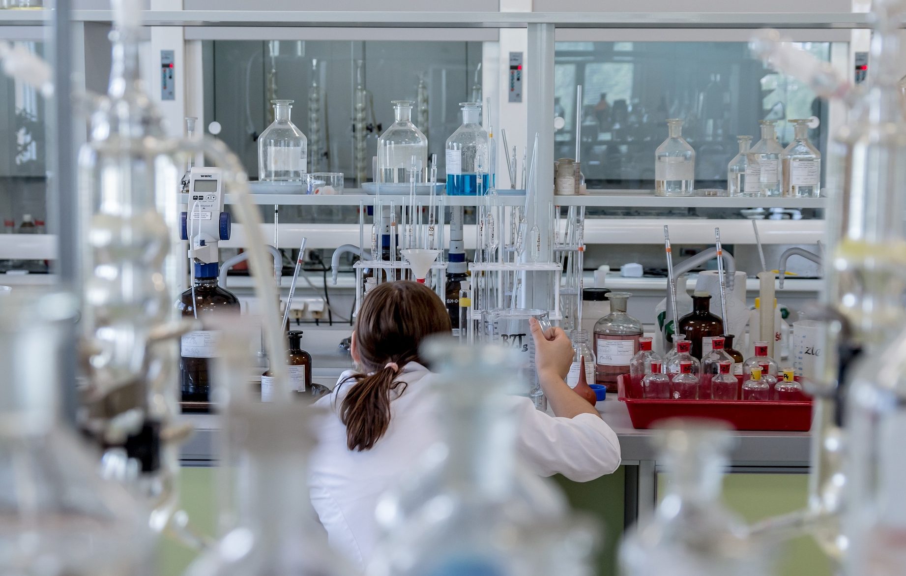 chemist-2815640_1920